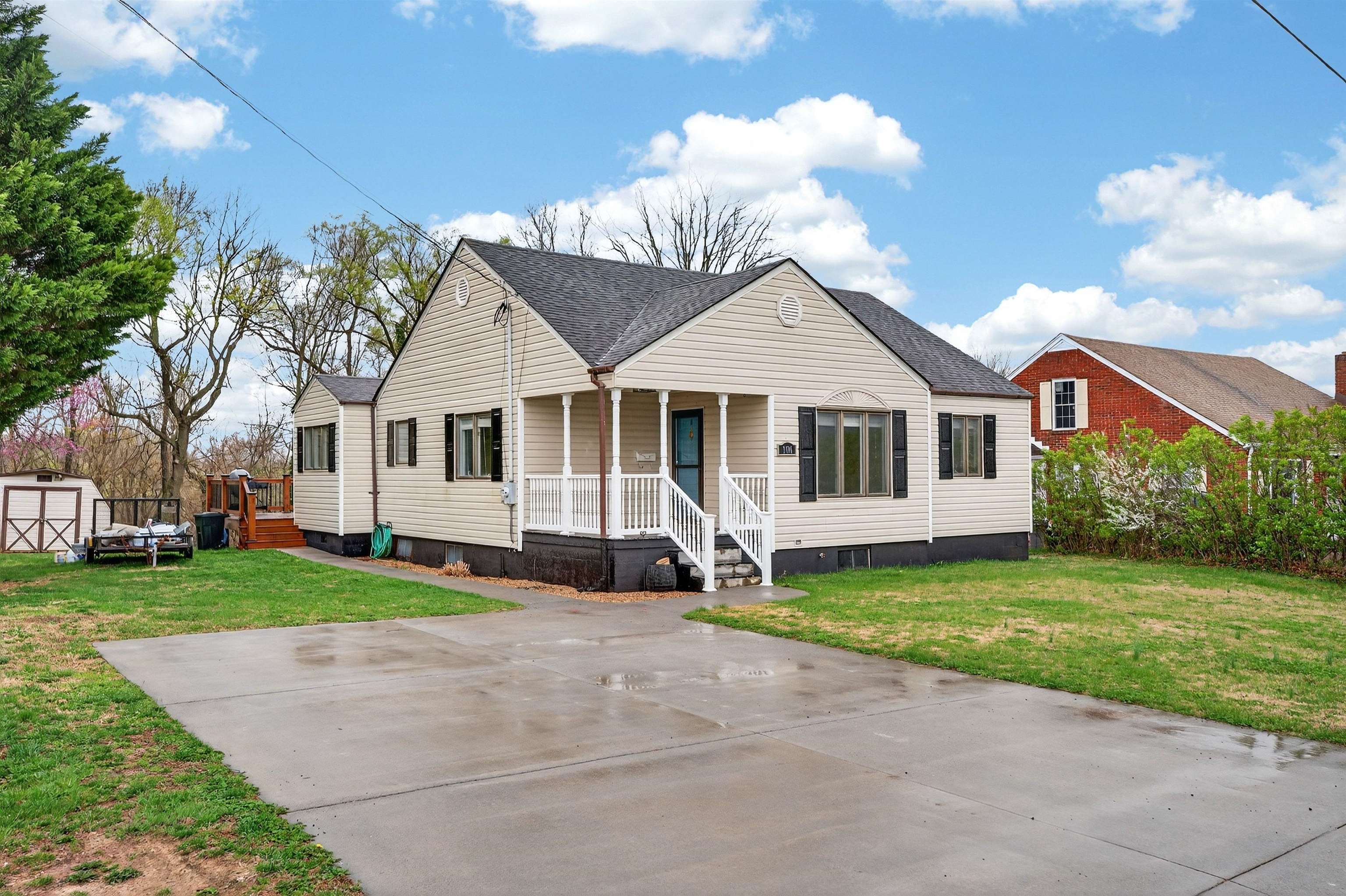 106 SHENANDOAH AVE, SHENANDOAH, Virginia 22849, 3 Bedrooms Bedrooms, ,2 BathroomsBathrooms,Residential,106 SHENANDOAH AVE,675138 MLS # 675138