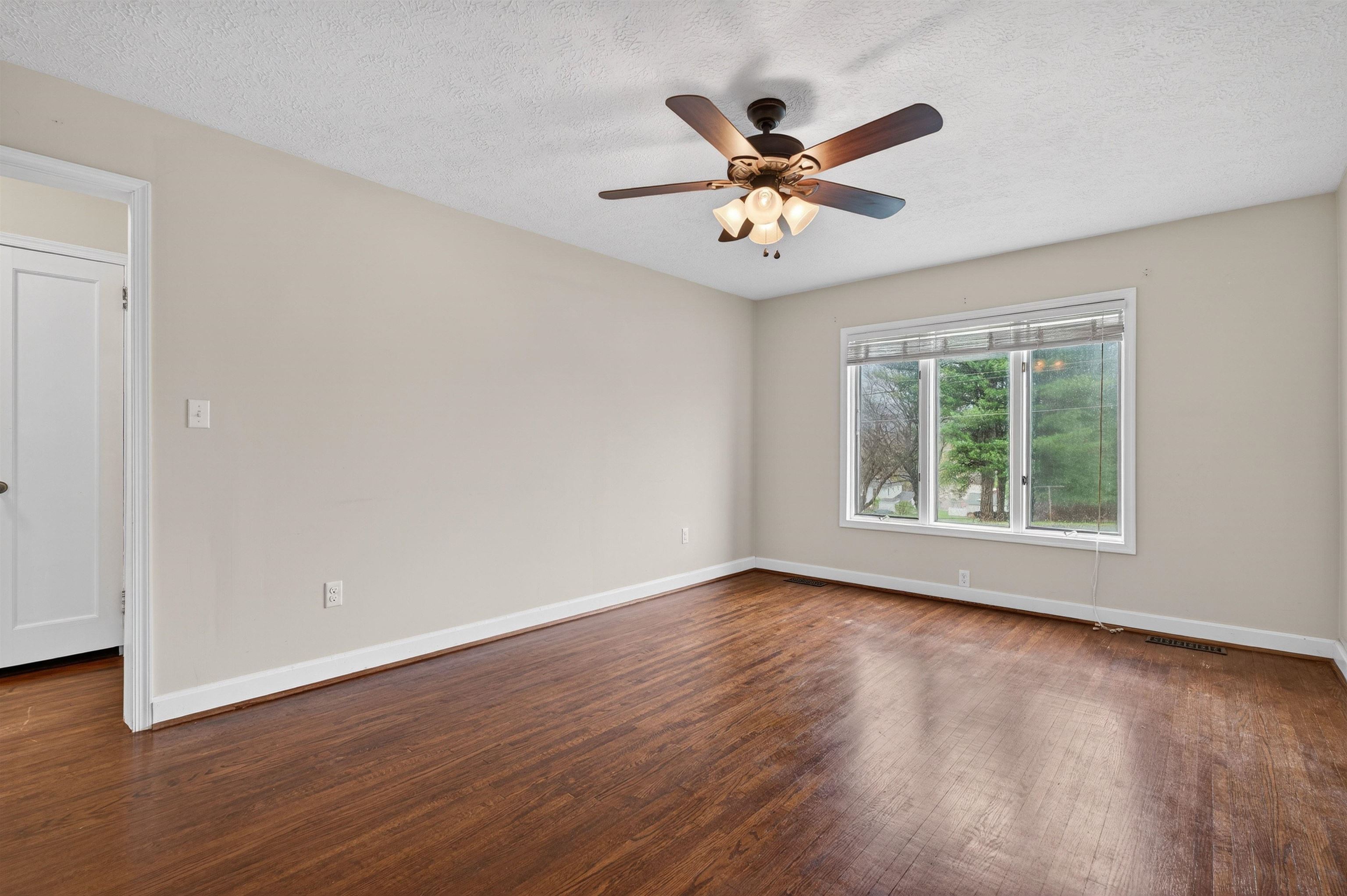 106 SHENANDOAH AVE, SHENANDOAH, Virginia 22849, 3 Bedrooms Bedrooms, ,2 BathroomsBathrooms,Residential,106 SHENANDOAH AVE,675138 MLS # 675138