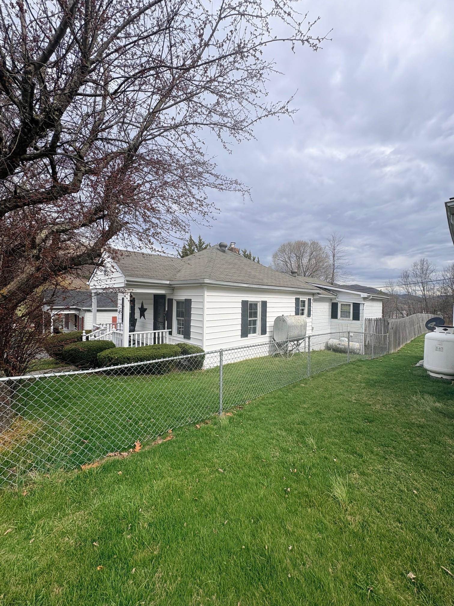 71 KINGSTOWN LN, HOT SPRINGS, Virginia 24445, 4 Bedrooms Bedrooms, ,2 BathroomsBathrooms,Residential,71 KINGSTOWN LN,675144 MLS # 675144 71 KINGSTOWN LN, HOT SPRINGS, Virginia 24445, 4 Bedrooms Bedrooms, ,2 BathroomsBathrooms,Residential,71 KINGSTOWN LN,675144 MLS # 675144