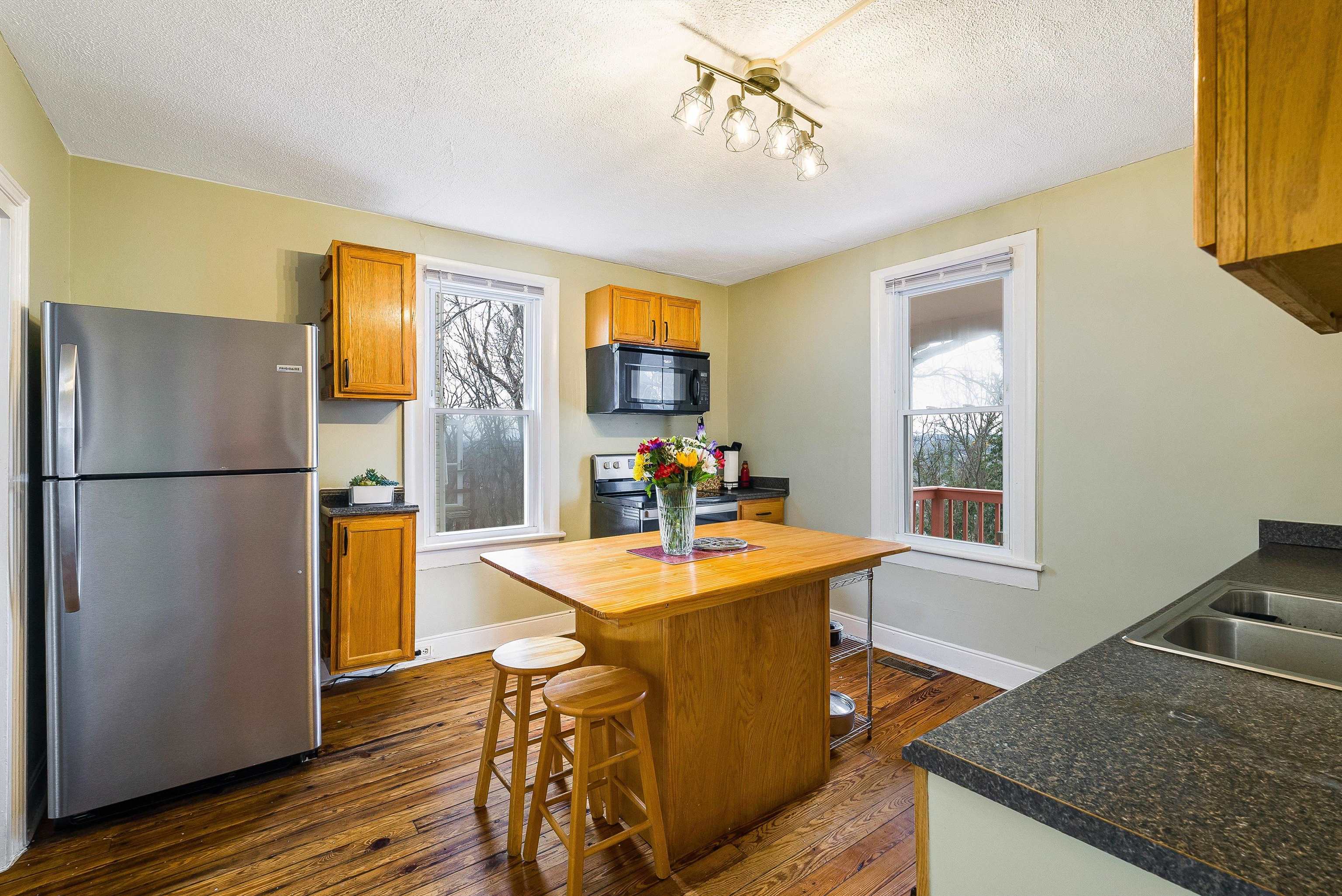 1306 W JOHNSON ST, STAUNTON, Virginia 24401, 3 Bedrooms Bedrooms, ,1 BathroomBathrooms,Residential,1306 W JOHNSON ST,675163 MLS # 675163