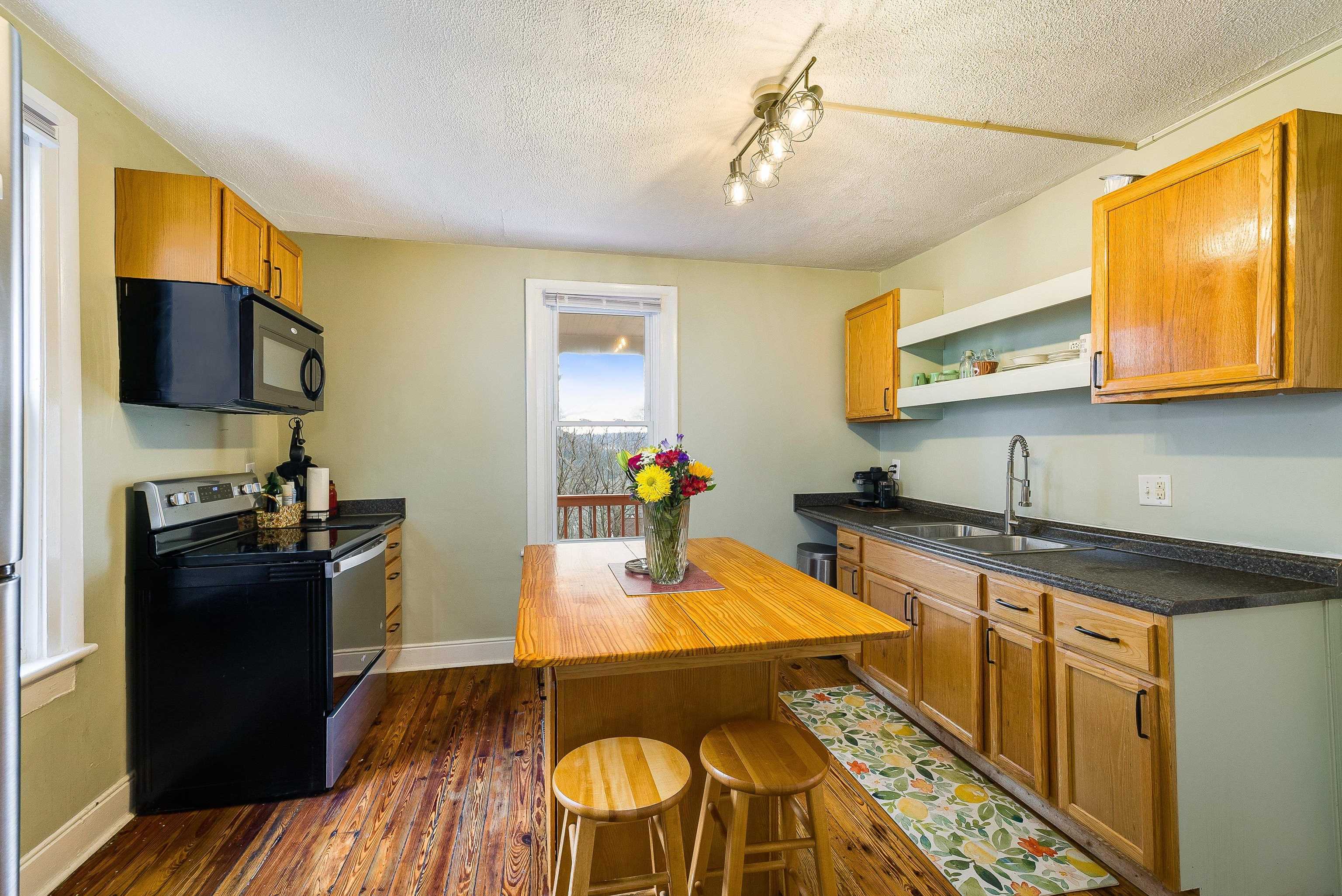 1306 W JOHNSON ST, STAUNTON, Virginia 24401, 3 Bedrooms Bedrooms, ,1 BathroomBathrooms,Residential,1306 W JOHNSON ST,675163 MLS # 675163