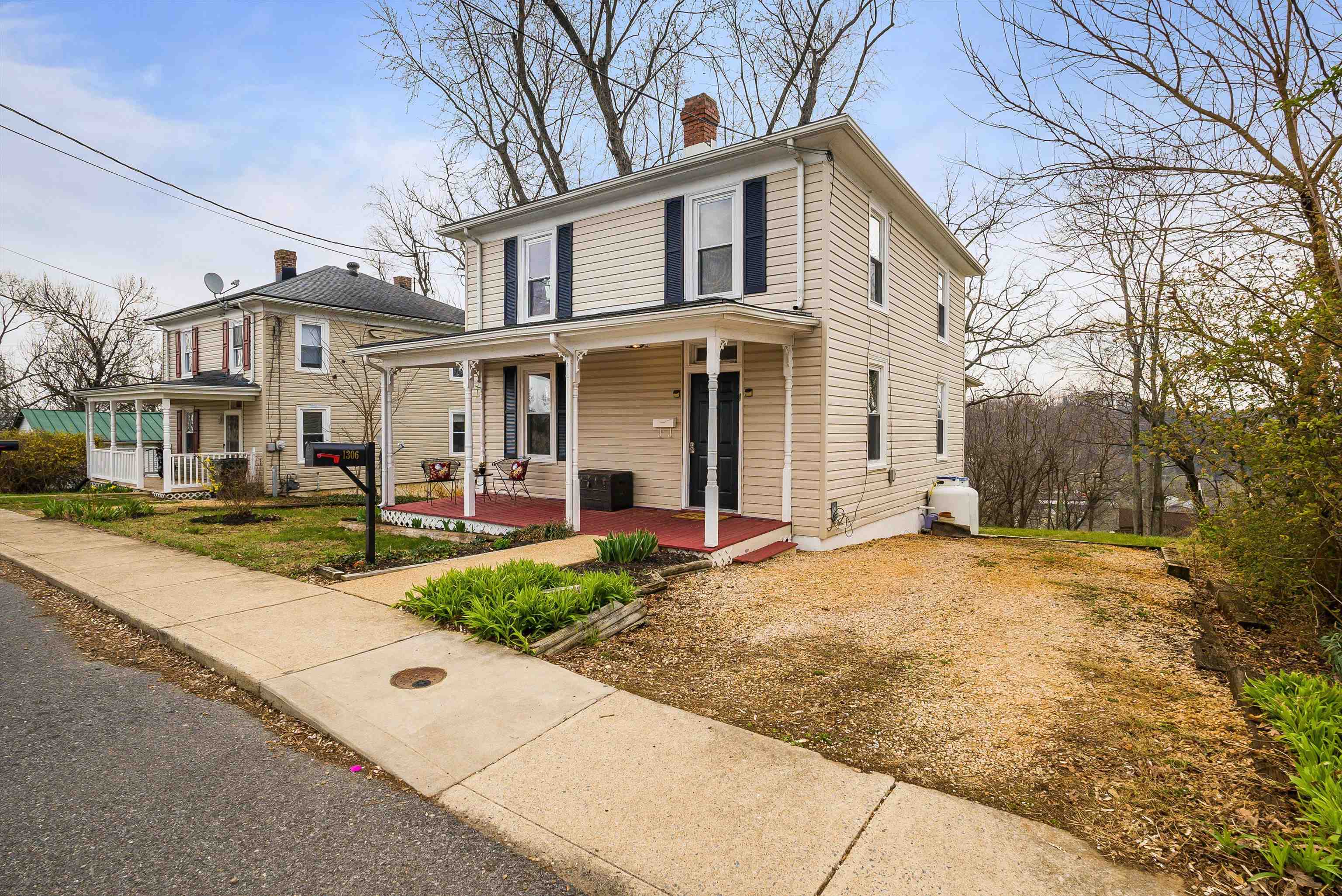 1306 W JOHNSON ST, STAUNTON, Virginia 24401, 3 Bedrooms Bedrooms, ,1 BathroomBathrooms,Residential,1306 W JOHNSON ST,675163 MLS # 675163