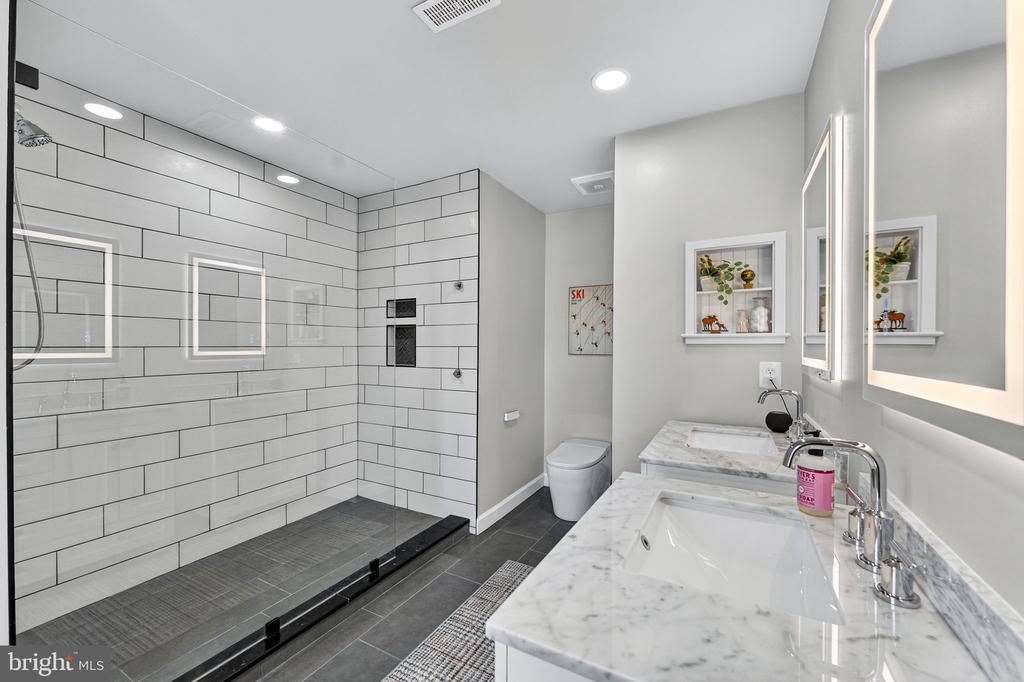 233 BREEZEWOOD DR, WARRENTON, Virginia 20186, 3 Bedrooms Bedrooms, ,3 BathroomsBathrooms,Residential,233 BREEZEWOOD DR,VAFQ2021242 MLS # VAFQ2021242