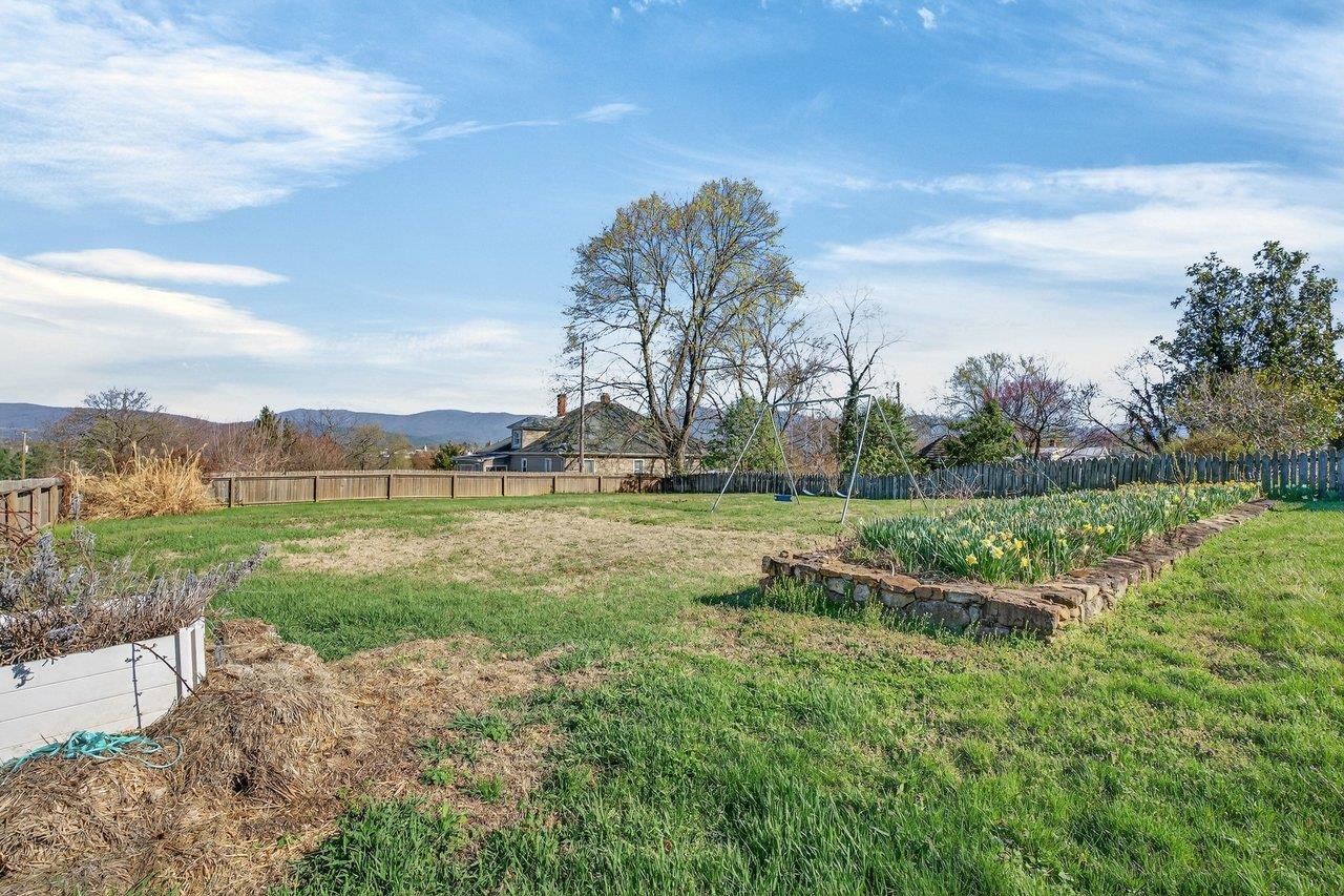 422 MECHANIC ST, LURAY, Virginia 22835, 5 Bedrooms Bedrooms, ,2 BathroomsBathrooms,Residential,422 MECHANIC ST,675081 MLS # 675081