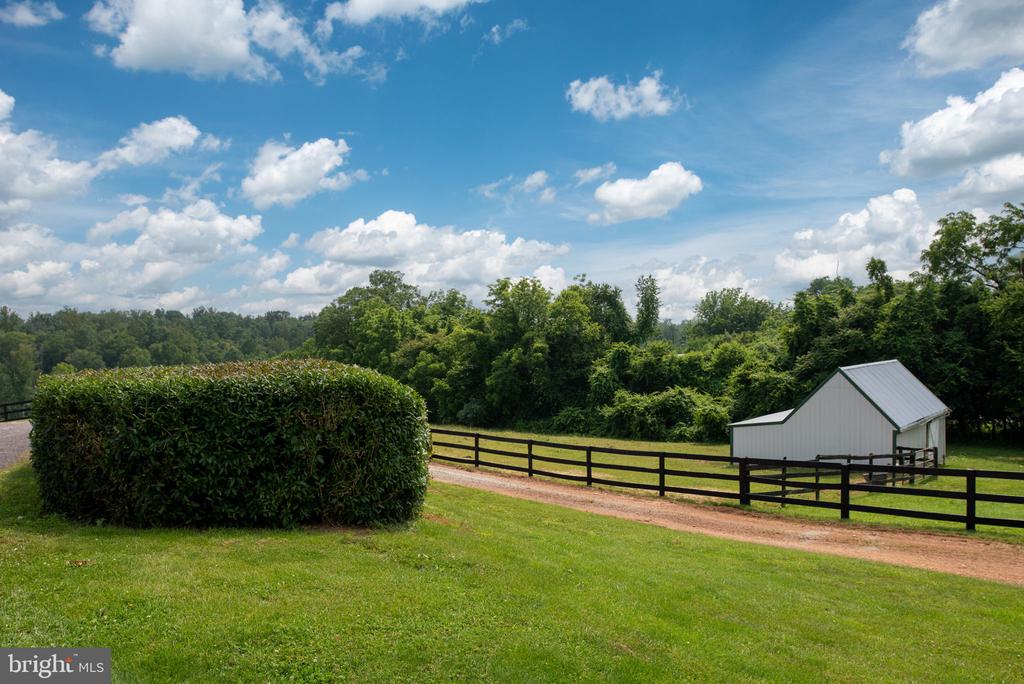 5191 BEACH RIDGE LANE, AMISSVILLE, Virginia 20106, 5 Bedrooms Bedrooms, ,3 BathroomsBathrooms,Residential,5191 BEACH RIDGE LANE,VACU2010766 MLS # VACU2010766