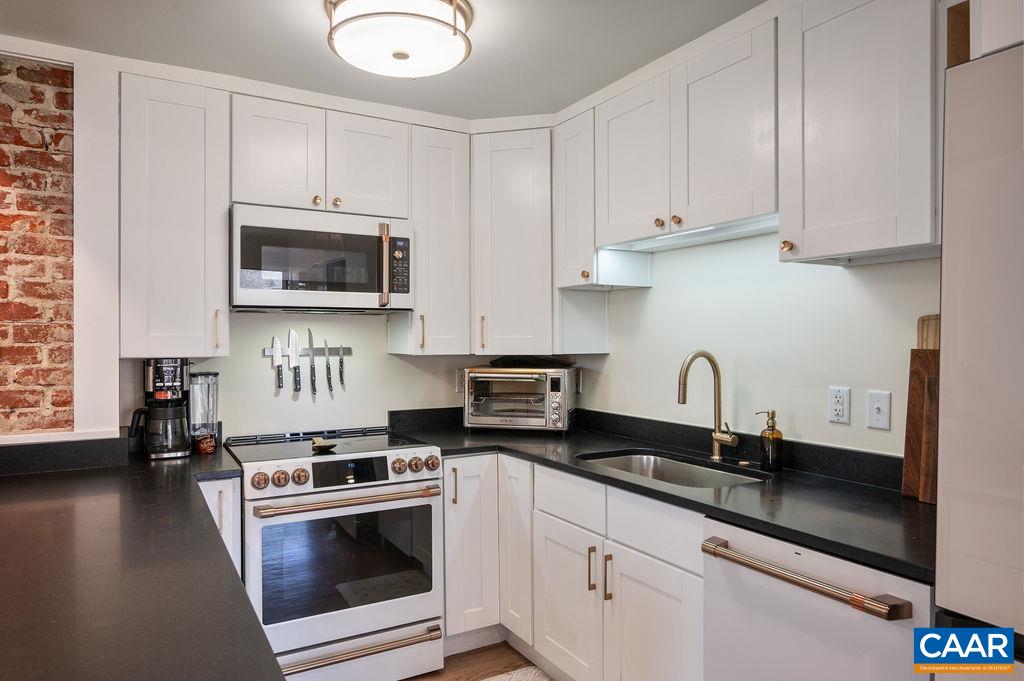 628 BLENHEIM AVE, CHARLOTTESVILLE, Virginia 22902, 4 Bedrooms Bedrooms, ,3 BathroomsBathrooms,Residential,628 BLENHEIM AVE,674992 MLS # 674992