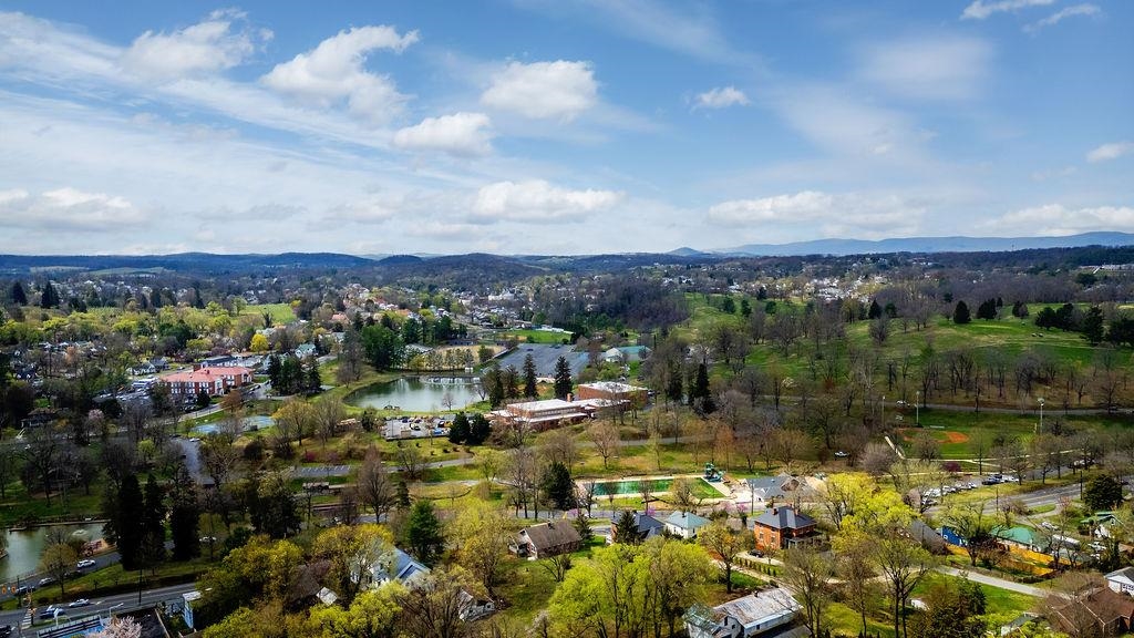 826 SELMA BLVD, STAUNTON, Virginia 24401, 3 Bedrooms Bedrooms, ,1 BathroomBathrooms,Residential,826 SELMA BLVD,675251 MLS # 675251