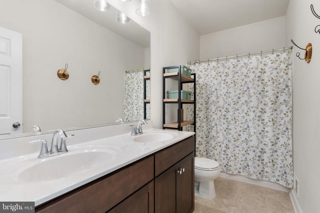 10419 ASPEN HIGHLANDS DR, SPOTSYLVANIA, Virginia 22553, 5 Bedrooms Bedrooms, ,4 BathroomsBathrooms,Residential,10419 ASPEN HIGHLANDS DR,VASP2040250 MLS # VASP2040250