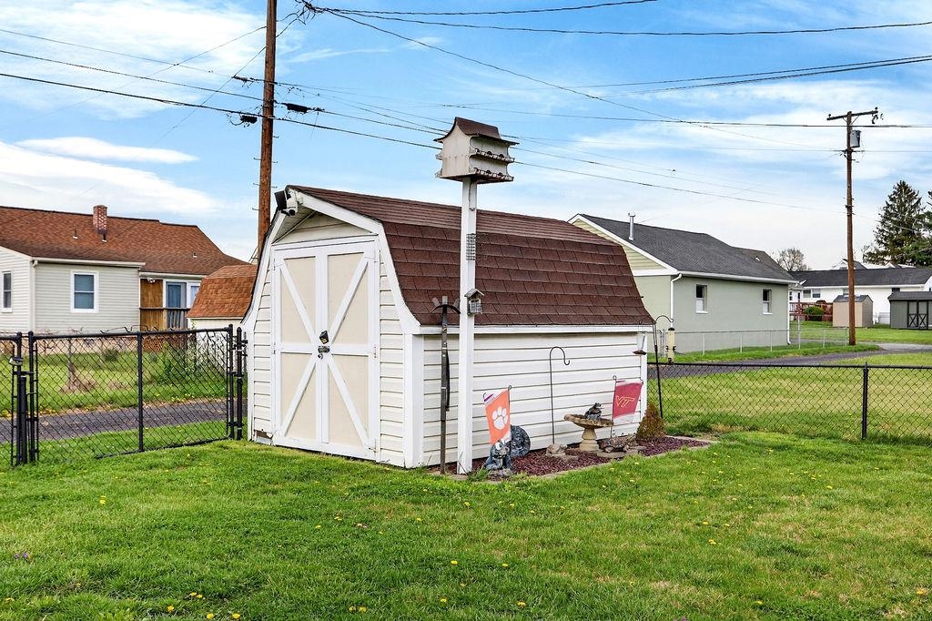 417 KING AVE, WAYNESBORO, Virginia 22980, 4 Bedrooms Bedrooms, ,1 BathroomBathrooms,Residential,417 KING AVE,675297 MLS # 675297