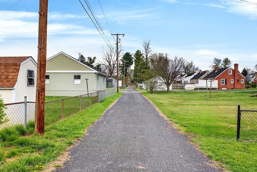 417 KING AVE, WAYNESBORO, Virginia 22980, 4 Bedrooms Bedrooms, ,1 BathroomBathrooms,Residential,417 KING AVE,675297 MLS # 675297