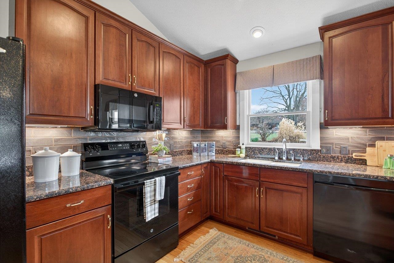 There is lots of pull out shelving, also a new electric range(2025) There is lots of pull out shelving, also a new electric range(2025)