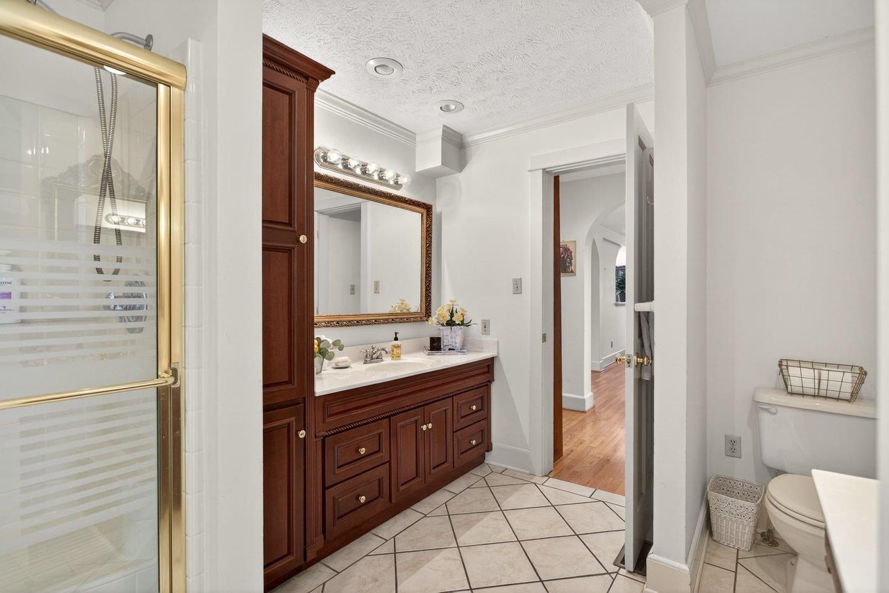 Features shower and separate vanities Features shower and separate vanities