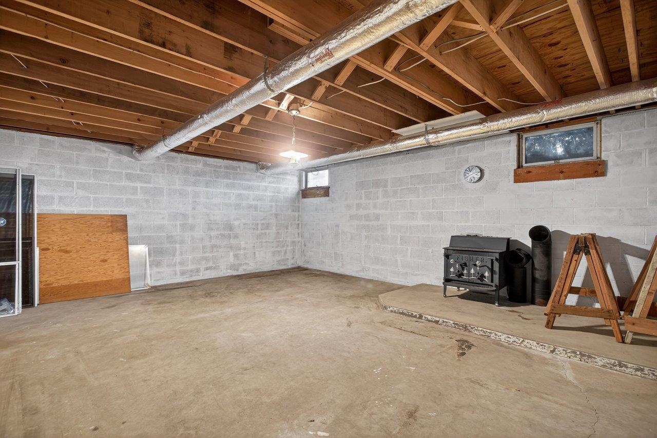 The woodstove is not currently used and is being sold The woodstove is not currently used and is being sold