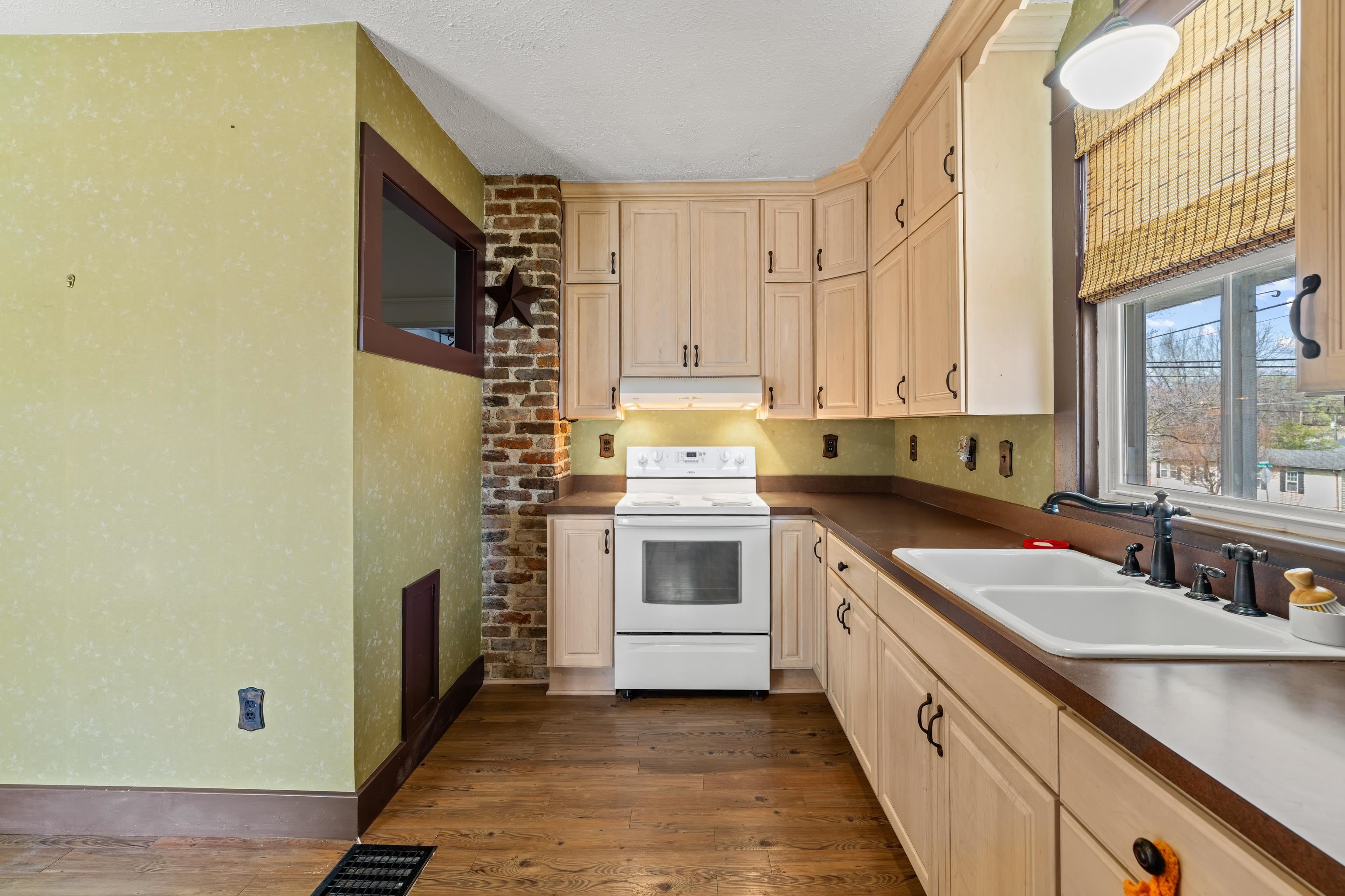 688 FLORENCE AVE, WAYNESBORO, Virginia 22980, 5 Bedrooms Bedrooms, ,2 BathroomsBathrooms,Residential,688 FLORENCE AVE,675323 MLS # 675323