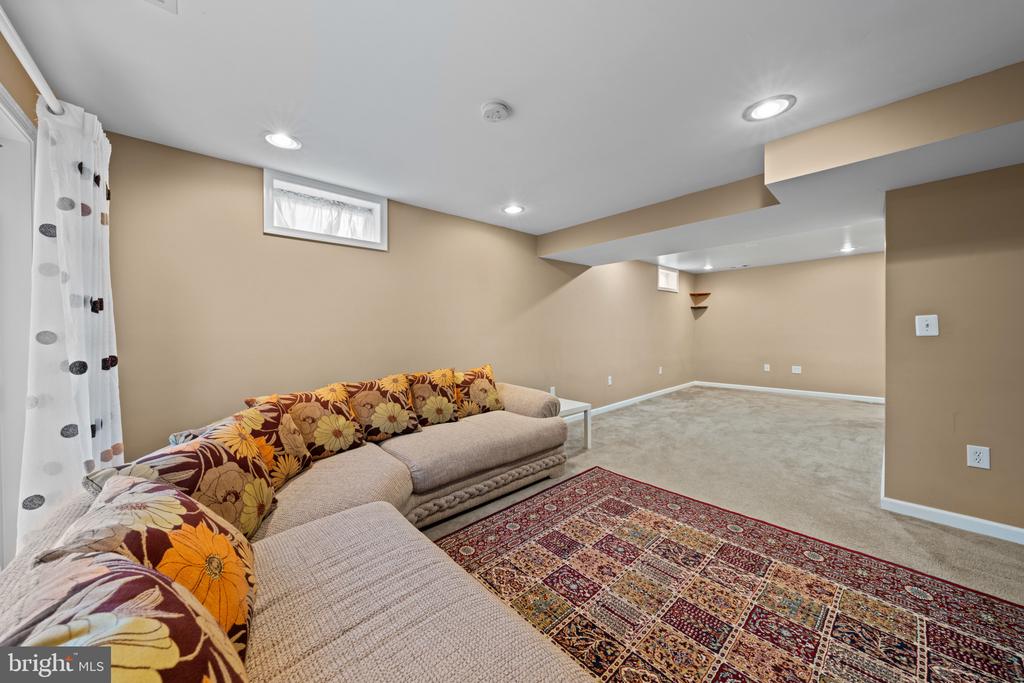 6937 VERSAILLE DR, FREDERICKSBURG, Virginia 22407, 3 Bedrooms Bedrooms, ,3 BathroomsBathrooms,Residential,6937 VERSAILLE DR,VASP2039982 MLS # VASP2039982