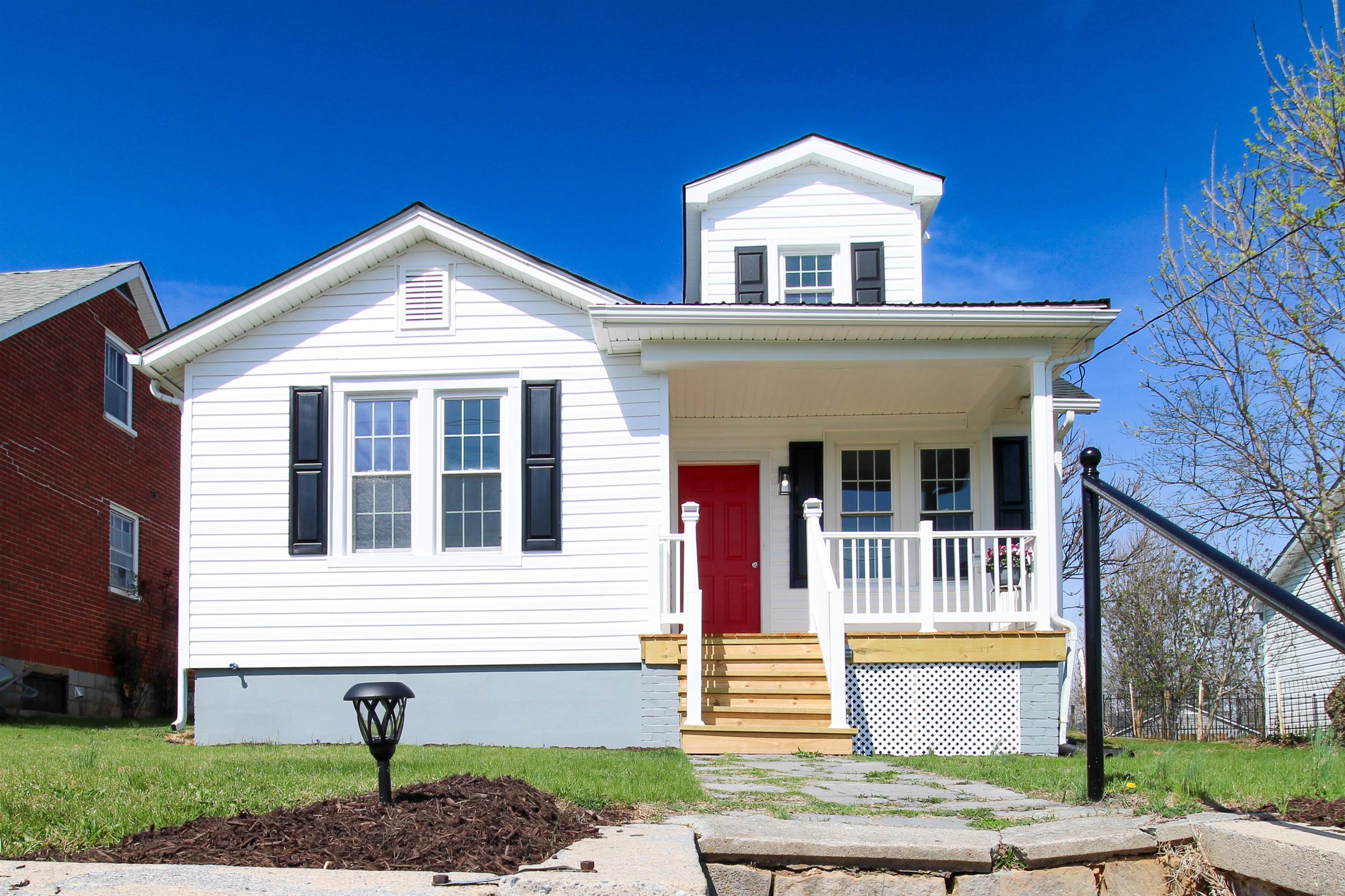 128 S WAVERLEY ST, STAUNTON, Virginia 24401, 4 Bedrooms Bedrooms, ,2 BathroomsBathrooms,Residential,128 S WAVERLEY ST,675347 MLS # 675347