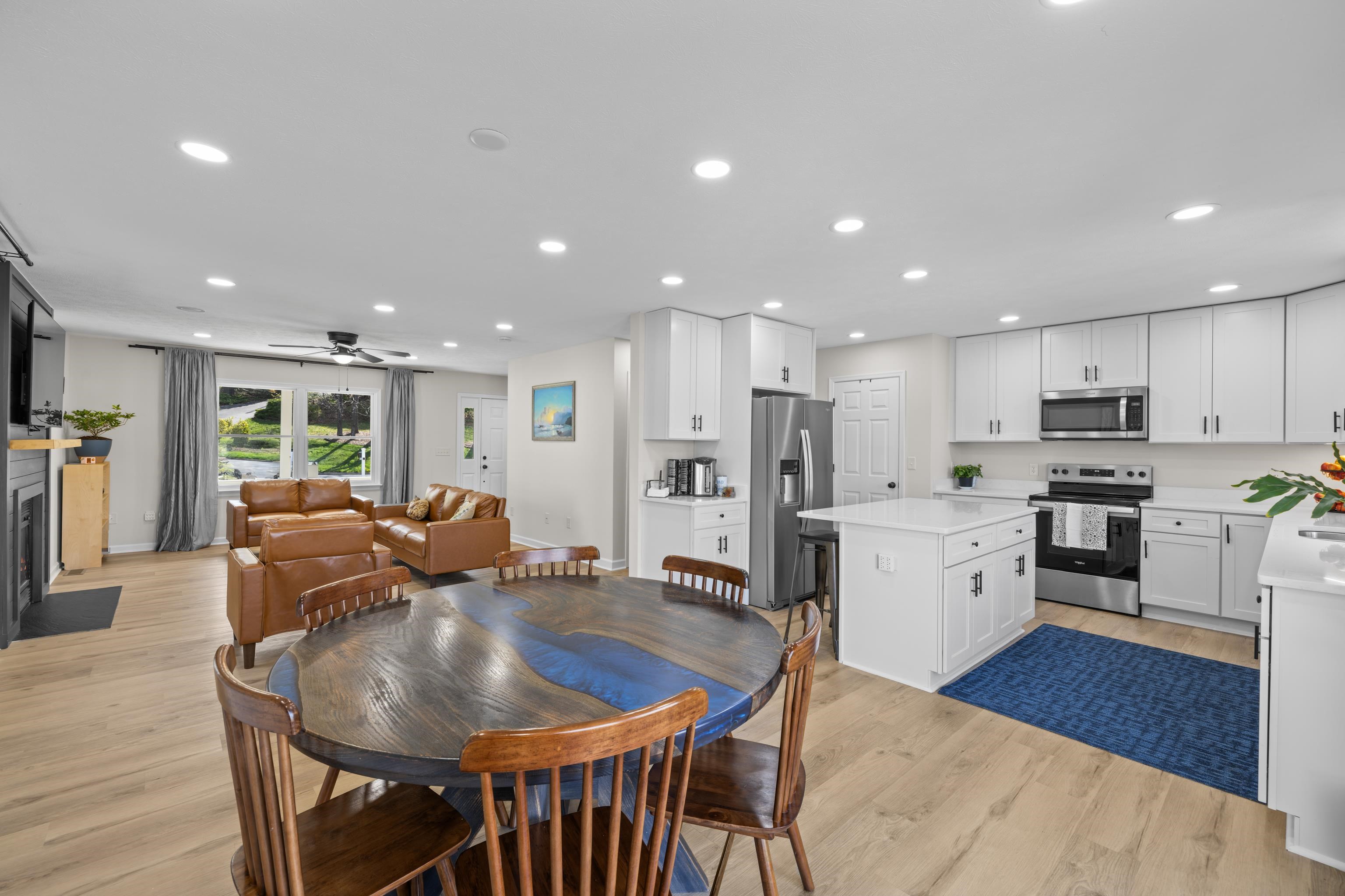 206 WILDWOOD DR, BRIDGEWATER, Virginia 22812, 4 Bedrooms Bedrooms, ,3 BathroomsBathrooms,Residential,206 WILDWOOD DR,675358 MLS # 675358