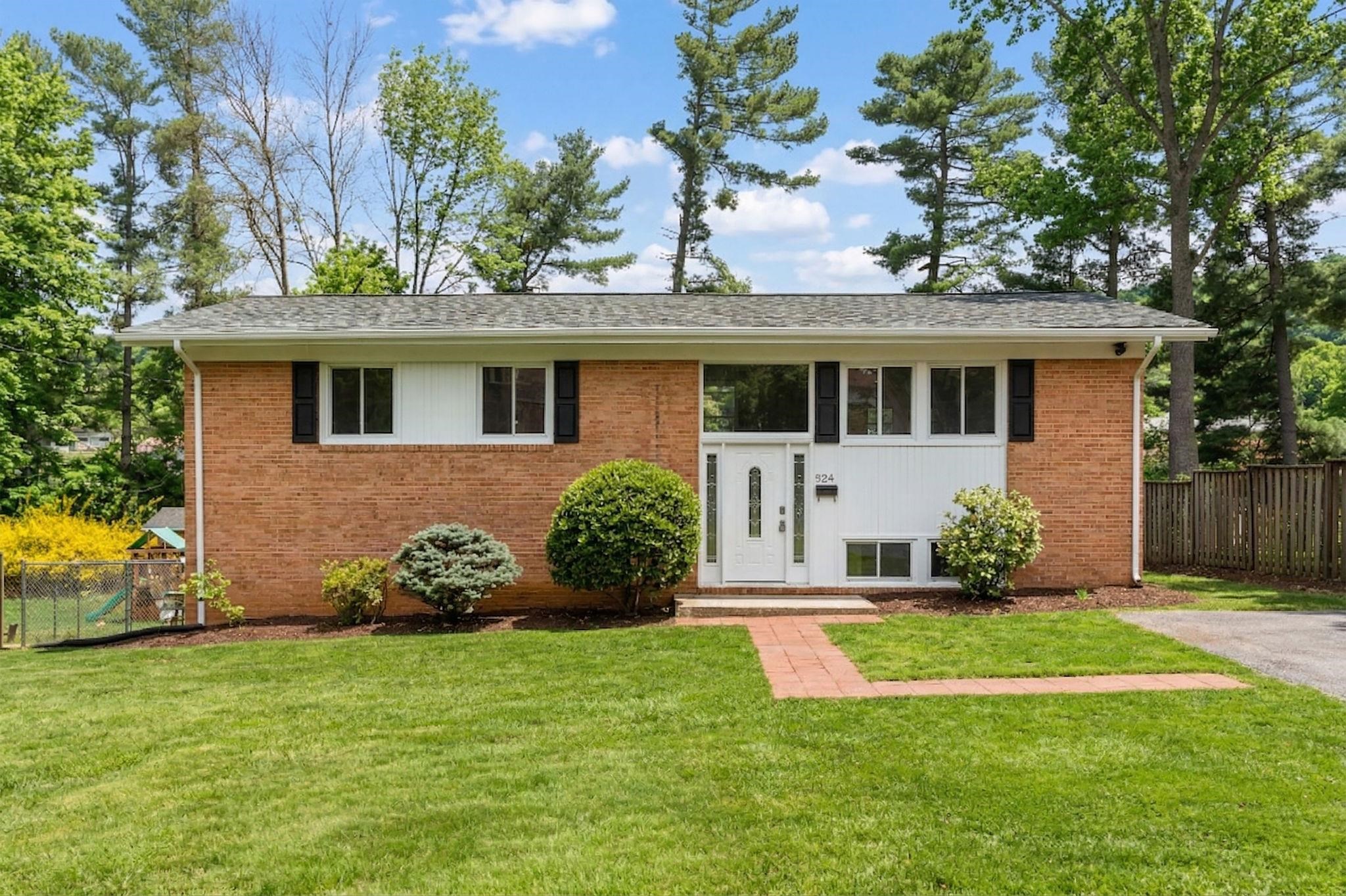 924 WASHINGTON AVE, WAYNESBORO, Virginia 22980, 5 Bedrooms Bedrooms, ,2 BathroomsBathrooms,Residential,924 WASHINGTON AVE,675415 MLS # 675415