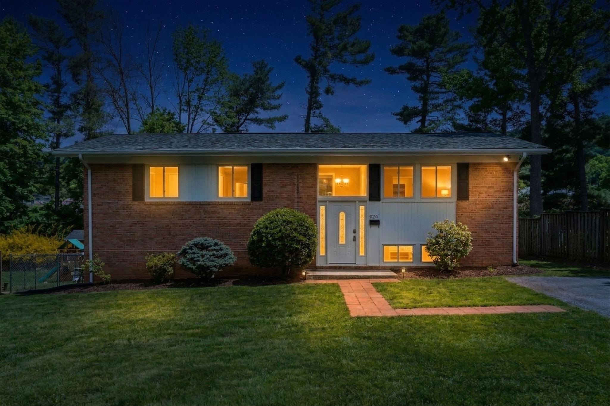 924 WASHINGTON AVE, WAYNESBORO, Virginia 22980, 5 Bedrooms Bedrooms, ,2 BathroomsBathrooms,Residential,924 WASHINGTON AVE,675415 MLS # 675415