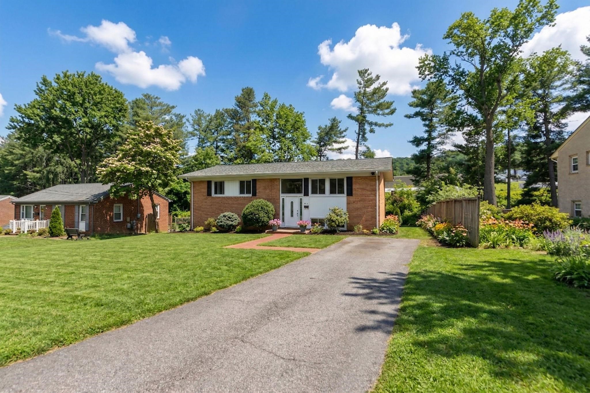 924 WASHINGTON AVE, WAYNESBORO, Virginia 22980, 5 Bedrooms Bedrooms, ,2 BathroomsBathrooms,Residential,924 WASHINGTON AVE,675415 MLS # 675415