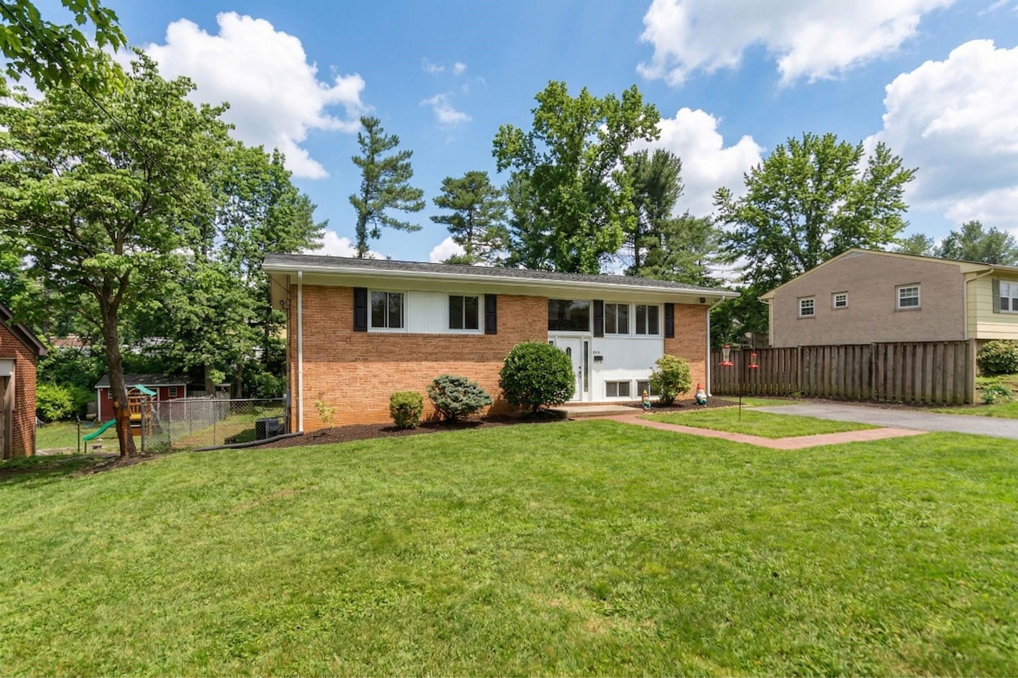 924 WASHINGTON AVE, WAYNESBORO, Virginia 22980, 5 Bedrooms Bedrooms, ,2 BathroomsBathrooms,Residential,924 WASHINGTON AVE,675415 MLS # 675415