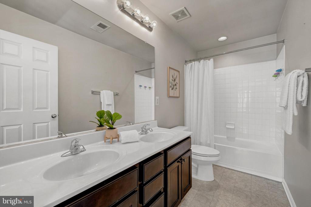 6101 BLACK OAK CT, FREDERICKSBURG, Virginia 22407, 5 Bedrooms Bedrooms, ,3 BathroomsBathrooms,Residential,6101 BLACK OAK CT,VASP2039430 MLS # VASP2039430