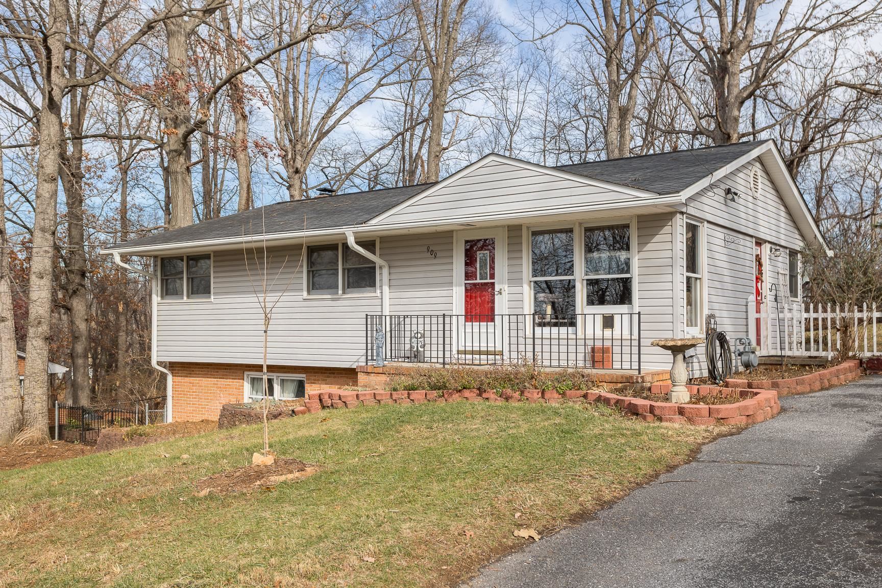 909 CRESTWOOD DR, STAUNTON, Virginia 24401, 3 Bedrooms Bedrooms, ,2 BathroomsBathrooms,Residential,909 CRESTWOOD DR,671636 MLS # 671636 909 CRESTWOOD DR, STAUNTON, Virginia 24401, 3 Bedrooms Bedrooms, ,2 BathroomsBathrooms,Residential,909 CRESTWOOD DR,671636 MLS # 671636
