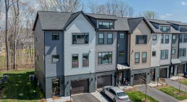 Beautiful end-unit home in Belvedere shows like a model!