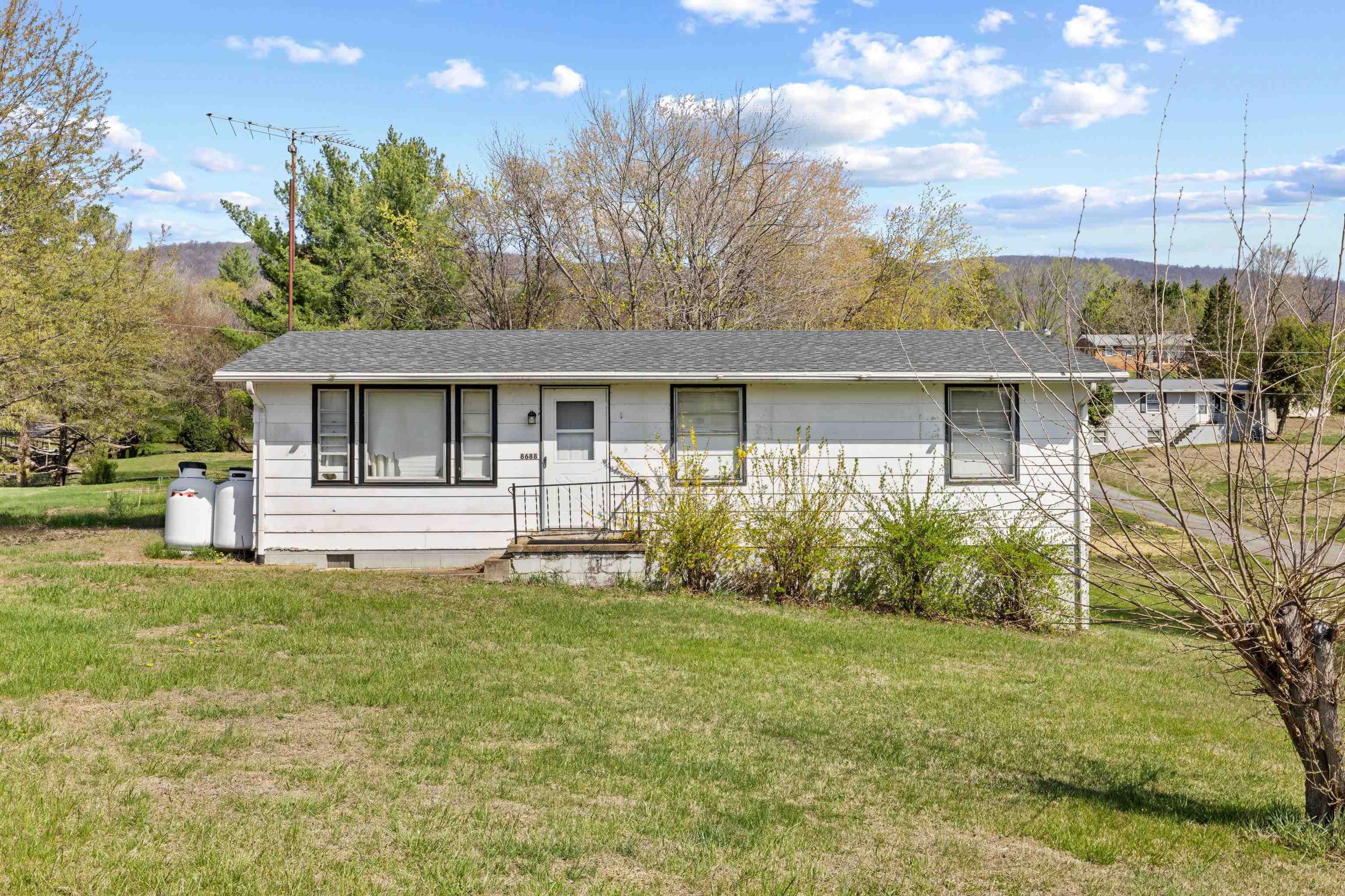 8688 BROOKSVILLE RD, GREENWOOD, Virginia 22943, 3 Bedrooms Bedrooms, ,1 BathroomBathrooms,Residential,8688 BROOKSVILLE RD,675492 MLS # 675492