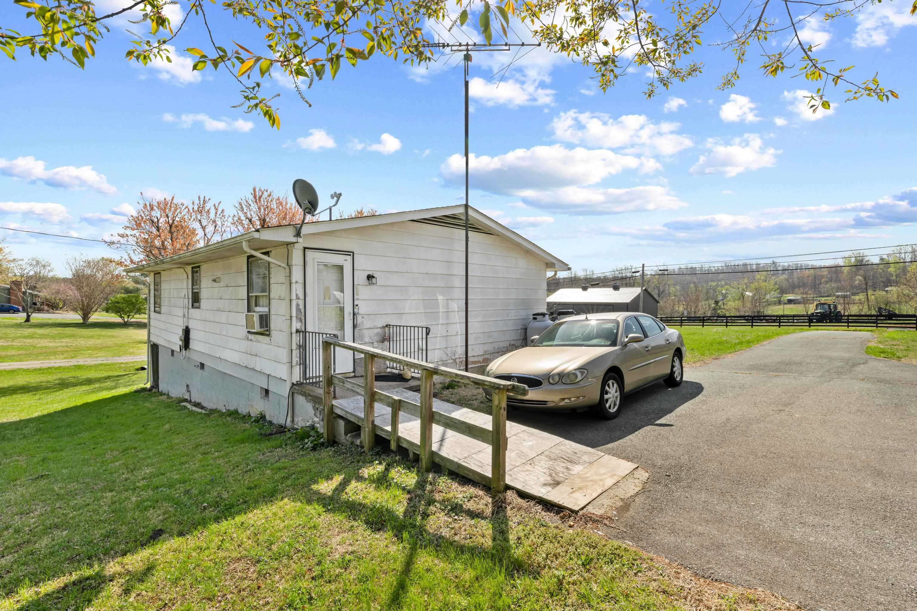 8688 BROOKSVILLE RD, GREENWOOD, Virginia 22943, 3 Bedrooms Bedrooms, ,1 BathroomBathrooms,Residential,8688 BROOKSVILLE RD,675492 MLS # 675492