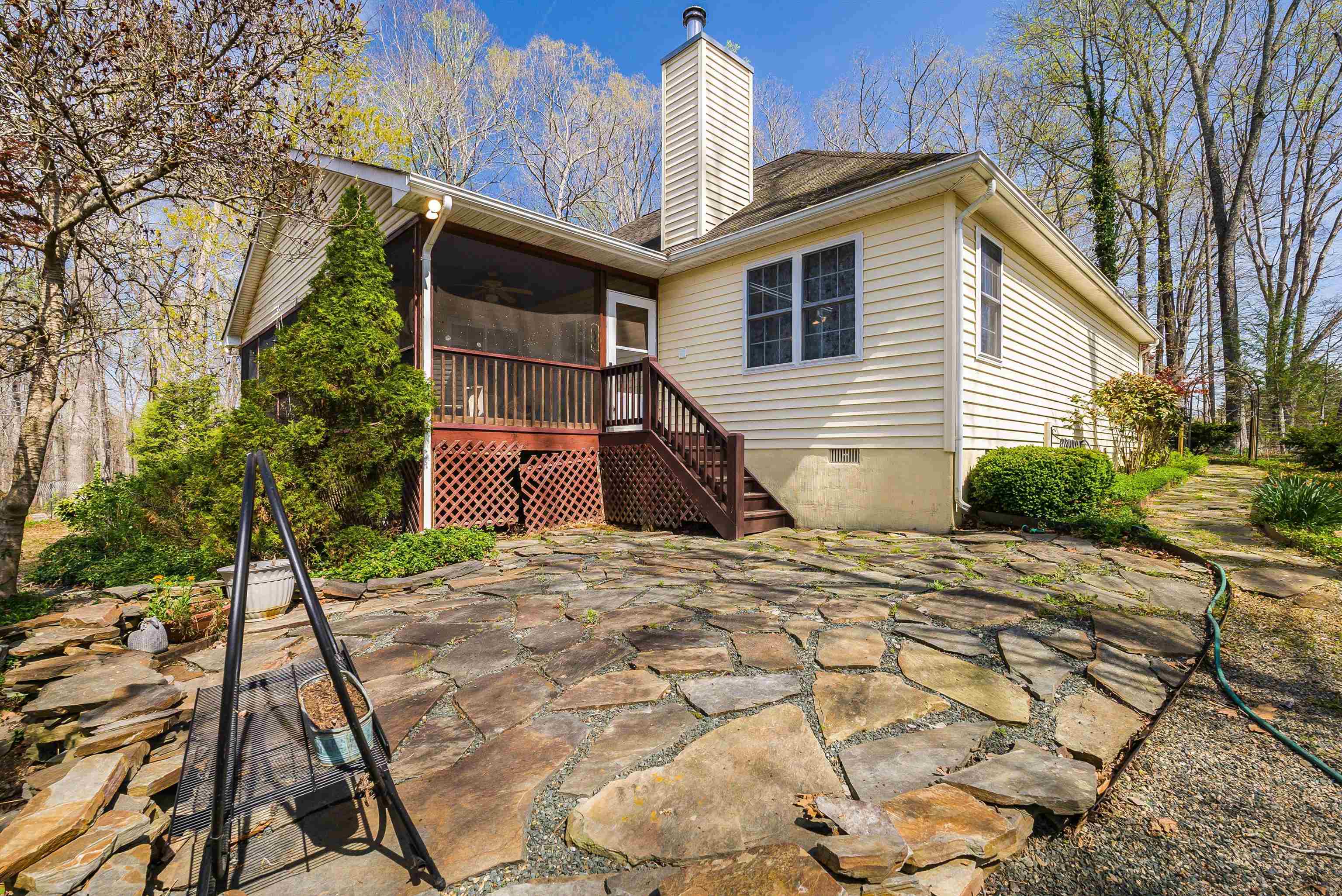 553 HIDDEN VALLEYS RD, PALMYRA, Virginia 22963, 3 Bedrooms Bedrooms, ,2 BathroomsBathrooms,Residential,Home Sweet Home!,553 HIDDEN VALLEYS RD,675493 MLS # 675493