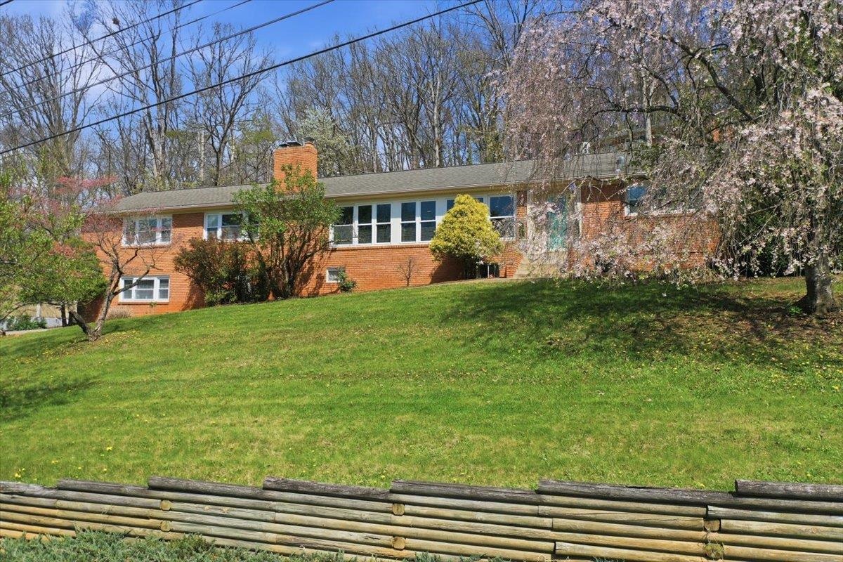 1229 WOODCREST CIR, HARRISONBURG, Virginia 22801, 4 Bedrooms Bedrooms, ,3 BathroomsBathrooms,Residential,1229 WOODCREST CIR,675496 MLS # 675496