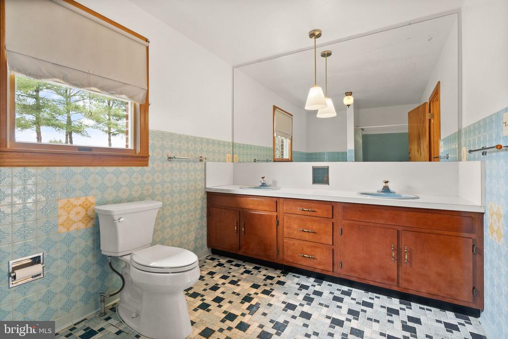 375 SEVEN PONDS RD, AMISSVILLE, Virginia 20106, 7 Bedrooms Bedrooms, ,4 BathroomsBathrooms,Residential,375 SEVEN PONDS RD,VARP2002442 MLS # VARP2002442