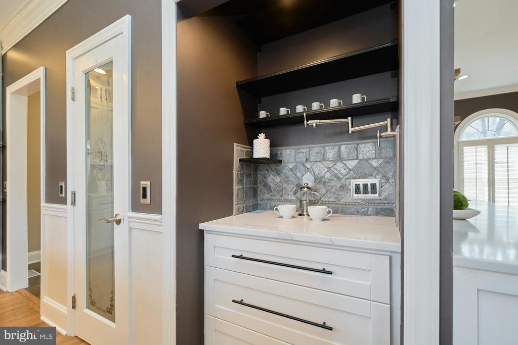 5828 HUNTON WOOD DR, BROAD RUN, Virginia, 4 Bedrooms Bedrooms, ,4 BathroomsBathrooms,Residential,5828 HUNTON WOOD DR,VAFQ2021454 MLS # VAFQ2021454