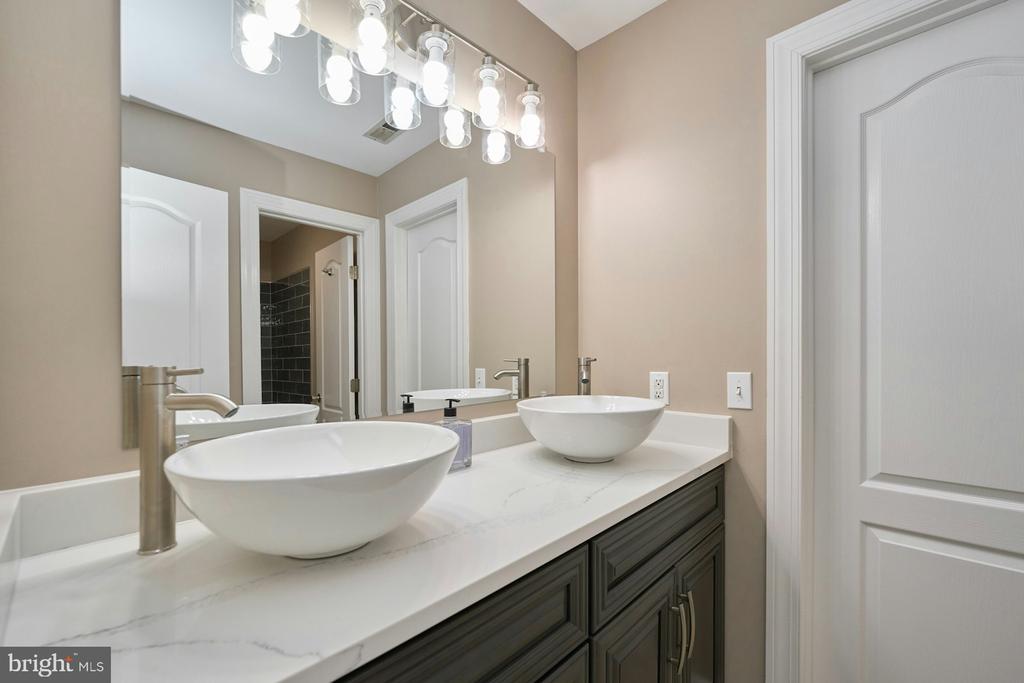 5828 HUNTON WOOD DR, BROAD RUN, Virginia, 4 Bedrooms Bedrooms, ,4 BathroomsBathrooms,Residential,5828 HUNTON WOOD DR,VAFQ2021454 MLS # VAFQ2021454