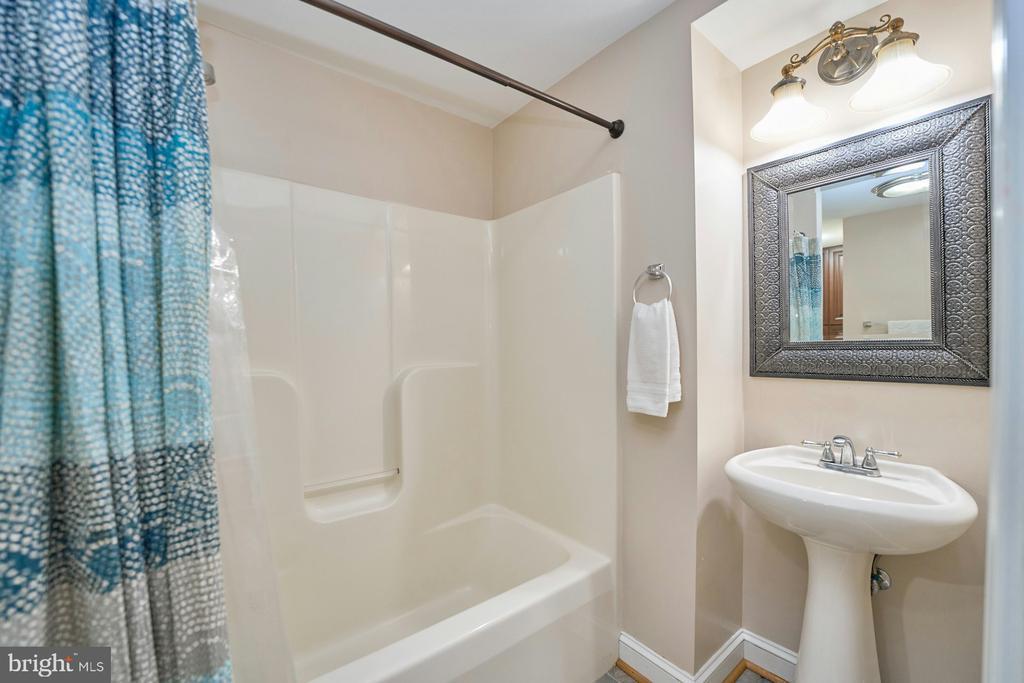 5828 HUNTON WOOD DR, BROAD RUN, Virginia, 4 Bedrooms Bedrooms, ,4 BathroomsBathrooms,Residential,5828 HUNTON WOOD DR,VAFQ2021454 MLS # VAFQ2021454