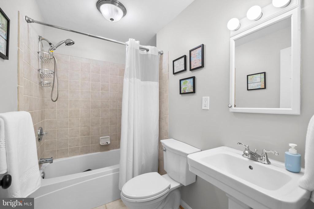 6909 TANGLEWOOD DR, WARRENTON, Virginia, 5 Bedrooms Bedrooms, ,3 BathroomsBathrooms,Residential,6909 TANGLEWOOD DR,VAFQ2021226 MLS # VAFQ2021226