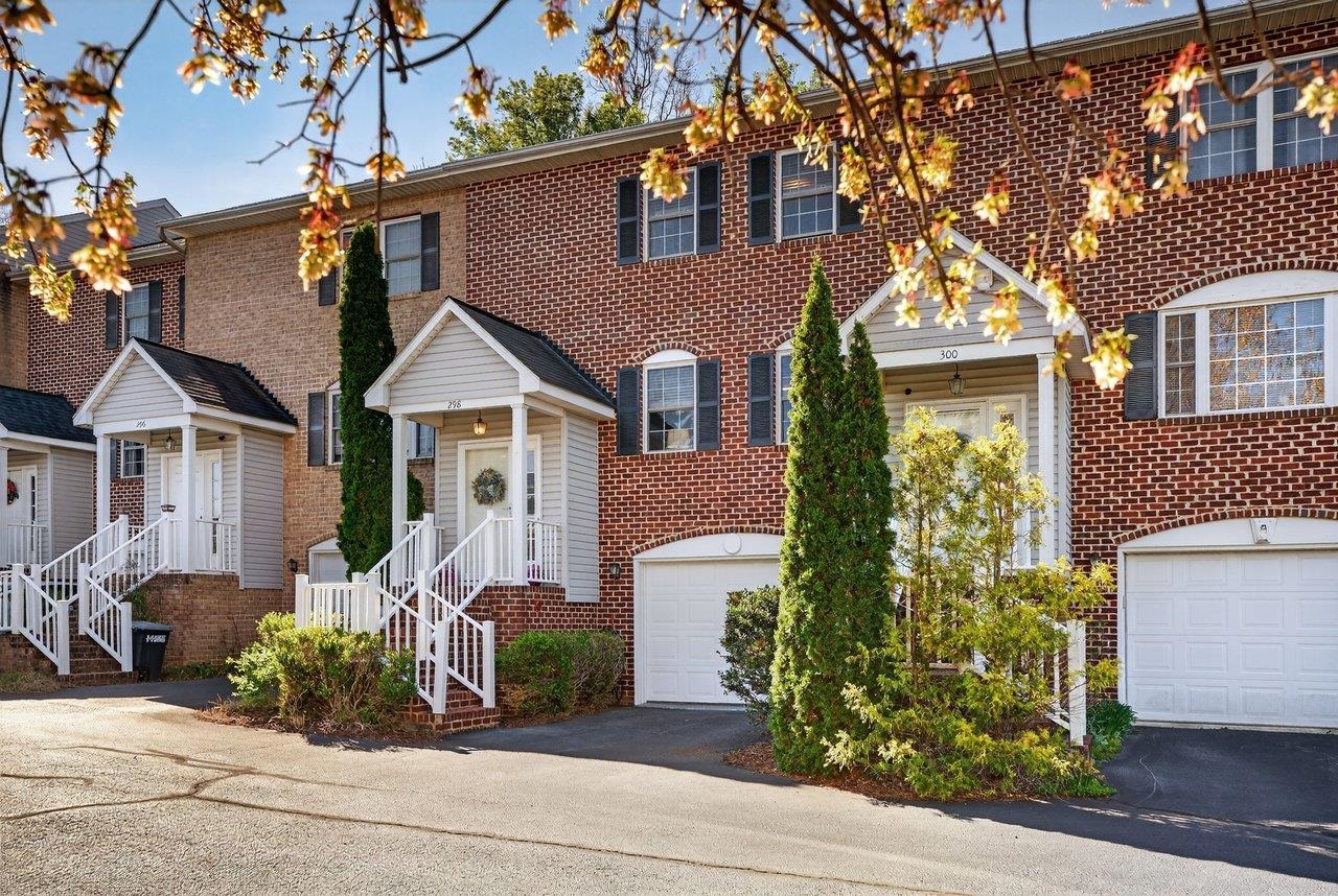 298 EMERALD DR, HARRISONBURG, Virginia 22801, 3 Bedrooms Bedrooms, ,2 BathroomsBathrooms,Residential,Spacious 3BR Townhome in a Prime Location with Bas,298 EMERALD DR,675552 MLS # 675552