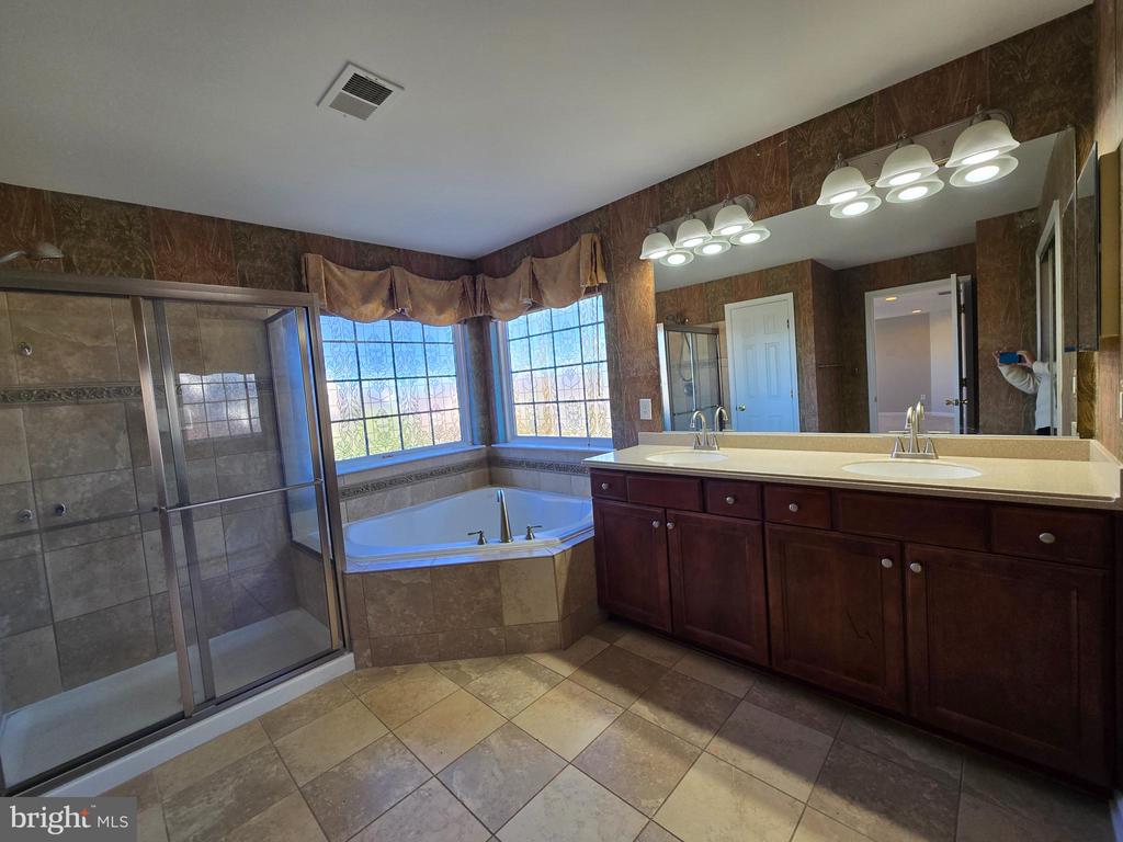 2520 POST OAK DR, CULPEPER, Virginia 22701, 4 Bedrooms Bedrooms, ,5 BathroomsBathrooms,Residential,HIGHPOINT OF CULPEPER,2520 POST OAK DR,VACU2013150 MLS # VACU2013150