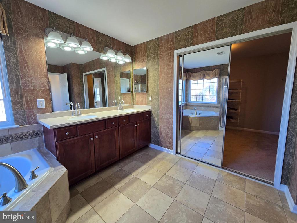 2520 POST OAK DR, CULPEPER, Virginia 22701, 4 Bedrooms Bedrooms, ,5 BathroomsBathrooms,Residential,HIGHPOINT OF CULPEPER,2520 POST OAK DR,VACU2013150 MLS # VACU2013150