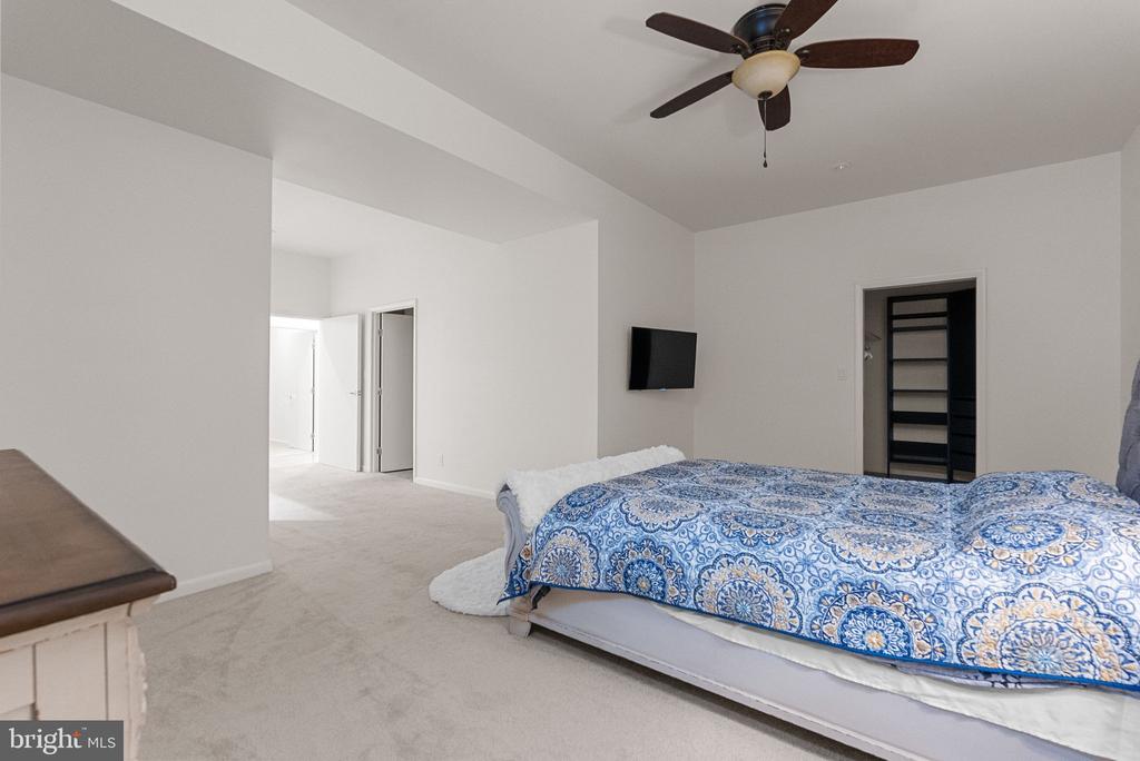 11227 N CLUB DR, FREDERICKSBURG, Virginia 22408, 6 Bedrooms Bedrooms, ,5 BathroomsBathrooms,Residential,11227 N CLUB DR,VASP2040566 MLS # VASP2040566