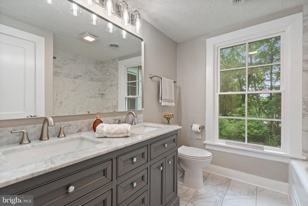 105 E WASHINGTON ST, REMINGTON, Virginia 22734, 4 Bedrooms Bedrooms, ,2 BathroomsBathrooms,Residential,105 E WASHINGTON ST,VAFQ2021480 MLS # VAFQ2021480