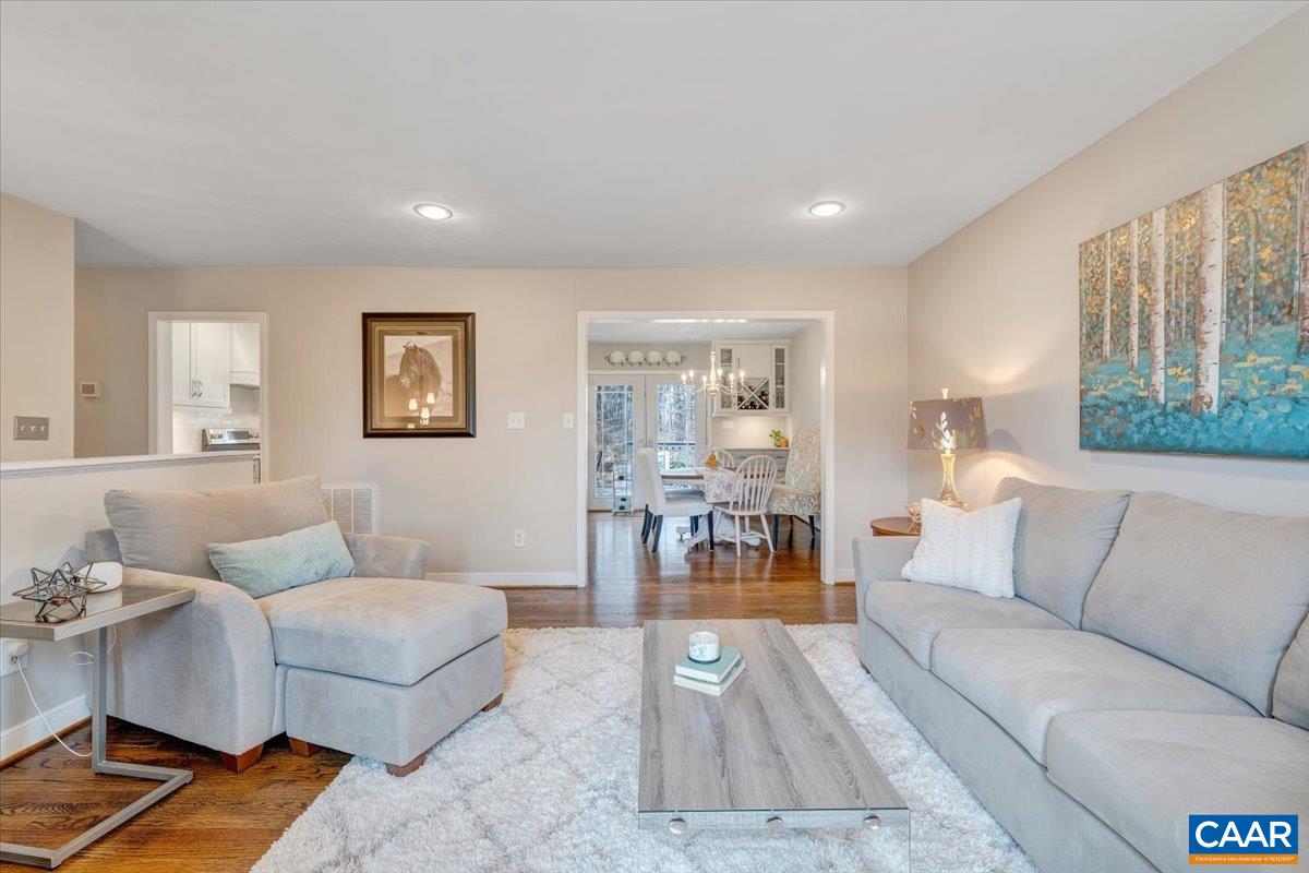 1512 GLENWOOD CIR, ROANOKE, Virginia 24014, 4 Bedrooms Bedrooms, ,2 BathroomsBathrooms,Residential,R onto Garden City SE, L onto Mabry Ave, L Ventnor,1512 GLENWOOD CIR,674669 MLS # 674669