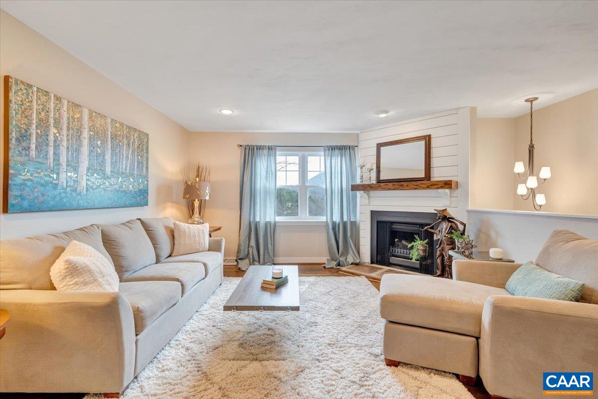 1512 GLENWOOD CIR, ROANOKE, Virginia 24014, 4 Bedrooms Bedrooms, ,2 BathroomsBathrooms,Residential,R onto Garden City SE, L onto Mabry Ave, L Ventnor,1512 GLENWOOD CIR,674669 MLS # 674669