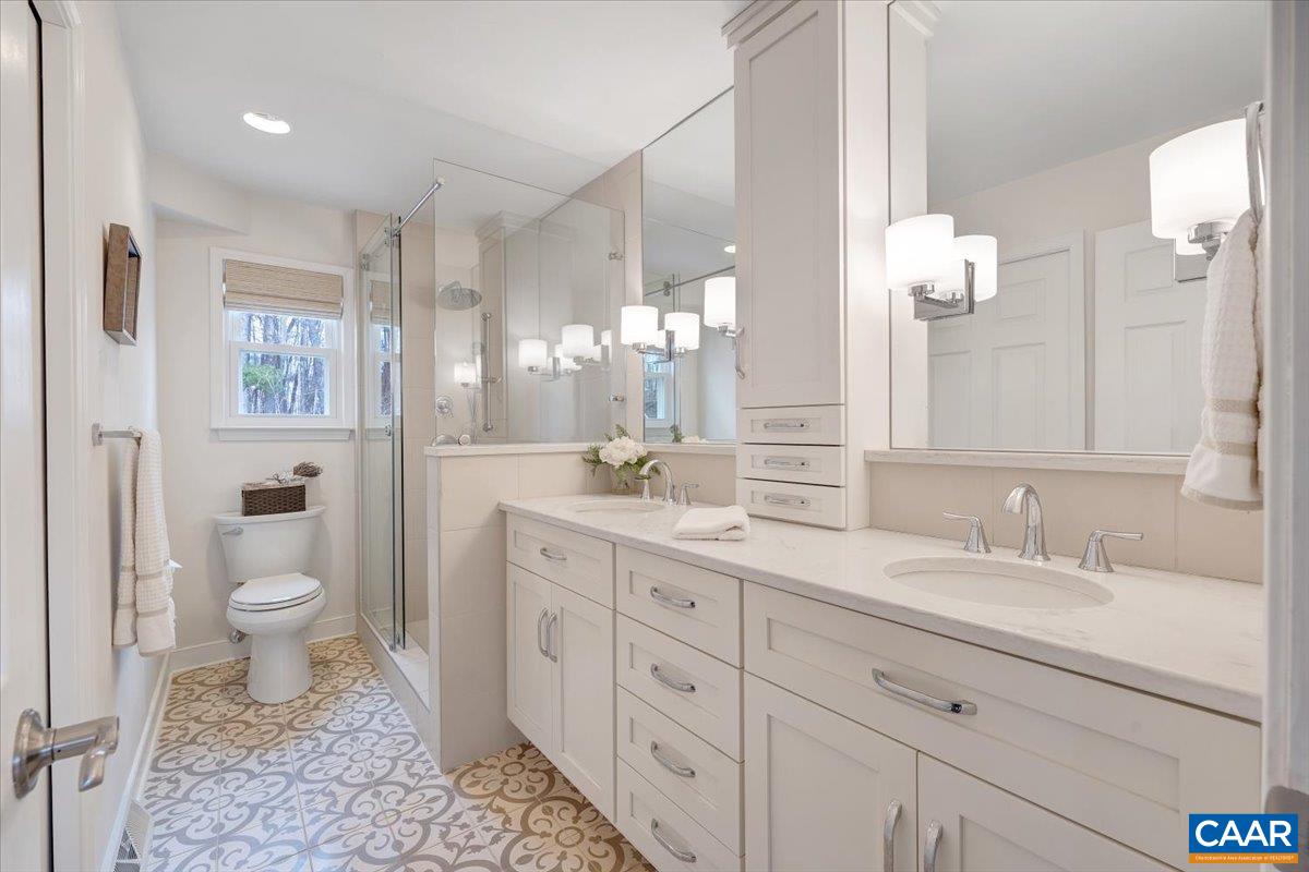 1512 GLENWOOD CIR, ROANOKE, Virginia 24014, 4 Bedrooms Bedrooms, ,2 BathroomsBathrooms,Residential,R onto Garden City SE, L onto Mabry Ave, L Ventnor,1512 GLENWOOD CIR,674669 MLS # 674669