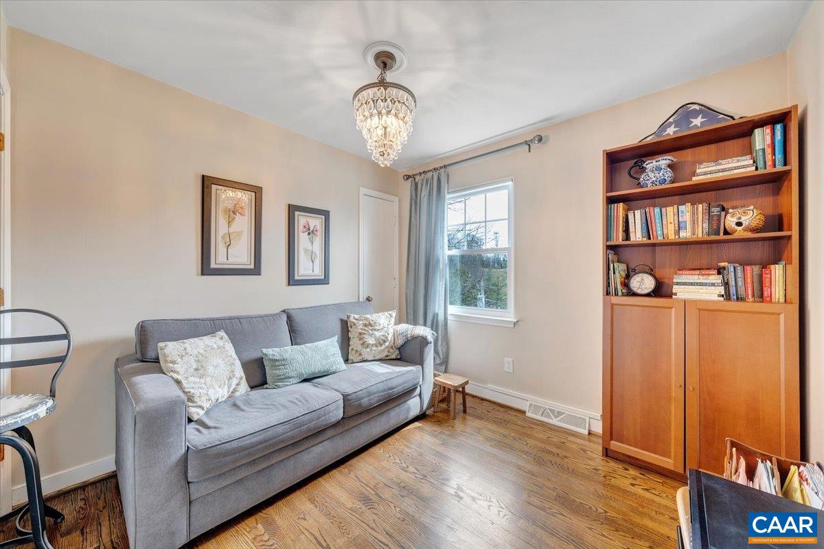 1512 GLENWOOD CIR, ROANOKE, Virginia 24014, 4 Bedrooms Bedrooms, ,2 BathroomsBathrooms,Residential,R onto Garden City SE, L onto Mabry Ave, L Ventnor,1512 GLENWOOD CIR,674669 MLS # 674669