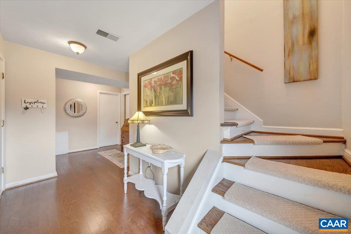 1512 GLENWOOD CIR, ROANOKE, Virginia 24014, 4 Bedrooms Bedrooms, ,2 BathroomsBathrooms,Residential,R onto Garden City SE, L onto Mabry Ave, L Ventnor,1512 GLENWOOD CIR,674669 MLS # 674669