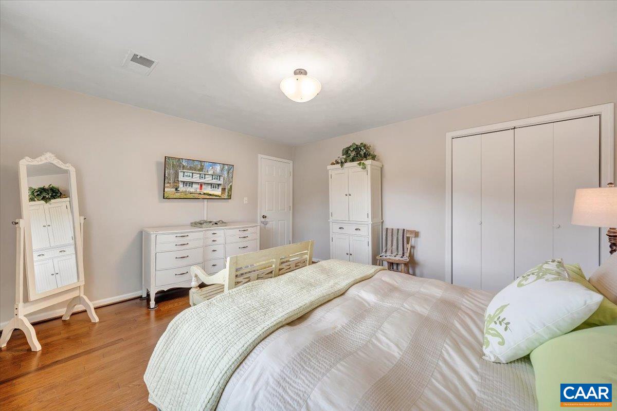 1512 GLENWOOD CIR, ROANOKE, Virginia 24014, 4 Bedrooms Bedrooms, ,2 BathroomsBathrooms,Residential,R onto Garden City SE, L onto Mabry Ave, L Ventnor,1512 GLENWOOD CIR,674669 MLS # 674669