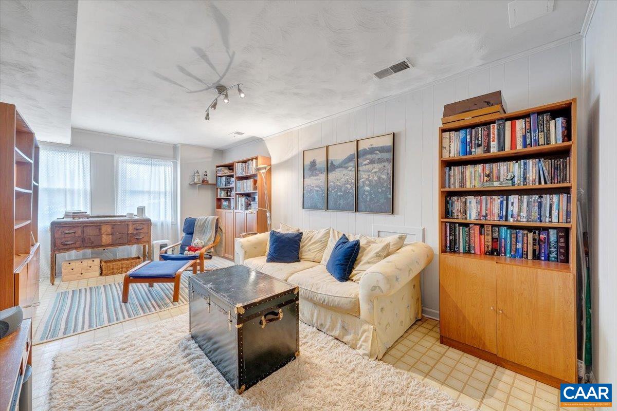 1512 GLENWOOD CIR, ROANOKE, Virginia 24014, 4 Bedrooms Bedrooms, ,2 BathroomsBathrooms,Residential,R onto Garden City SE, L onto Mabry Ave, L Ventnor,1512 GLENWOOD CIR,674669 MLS # 674669