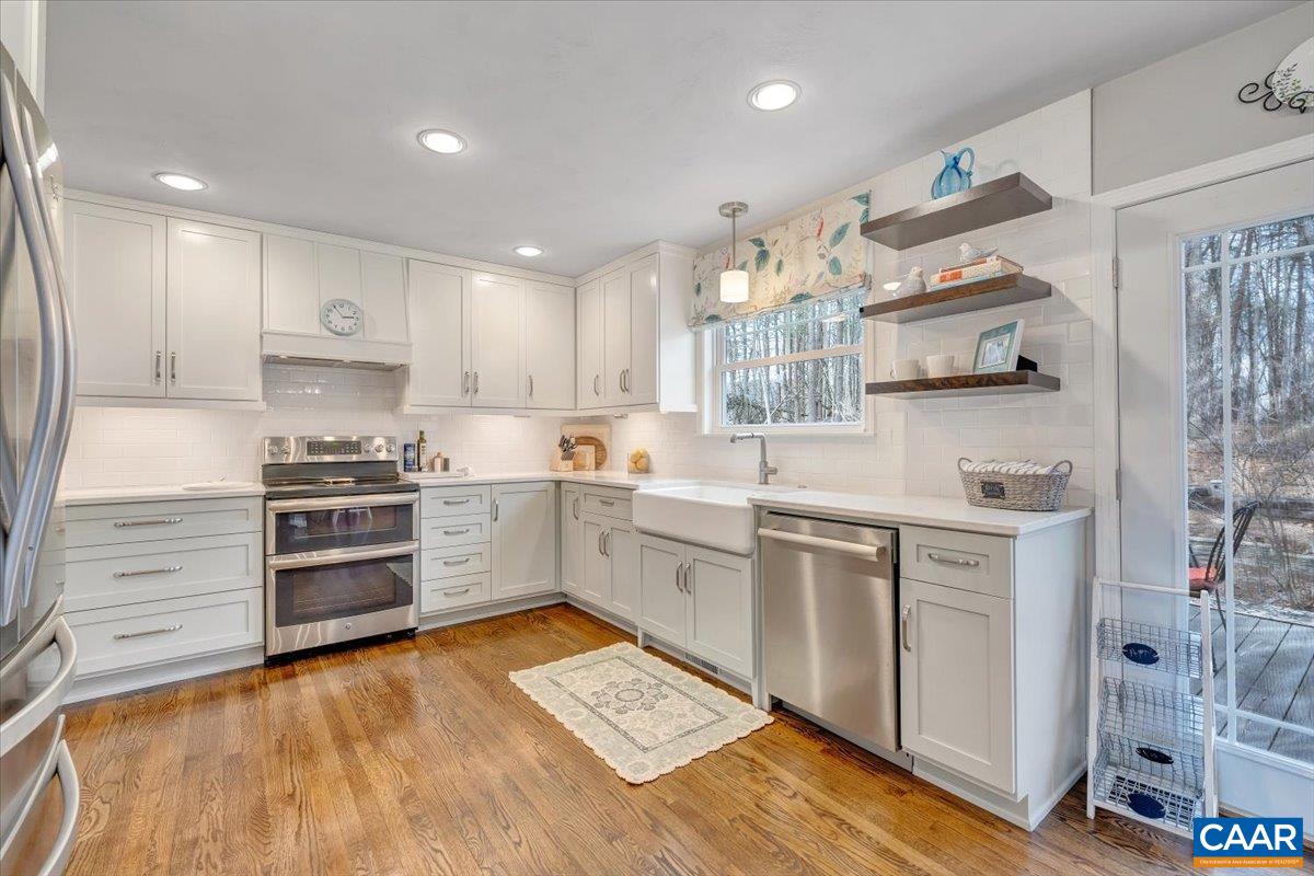 1512 GLENWOOD CIR, ROANOKE, Virginia 24014, 4 Bedrooms Bedrooms, ,2 BathroomsBathrooms,Residential,R onto Garden City SE, L onto Mabry Ave, L Ventnor,1512 GLENWOOD CIR,674669 MLS # 674669